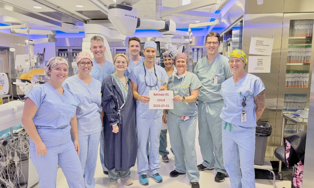 Dr Etienne Couture, au centre, est entouré par une partie de l'équipe qui a procédé à l'intervention.
Fondation du CHUS
technique Batman, hémodynamie, Hôpital Fleurimont, Cardiologie, CIUSSS de l'Estrie-CHUS
Dr Simon Bérubé