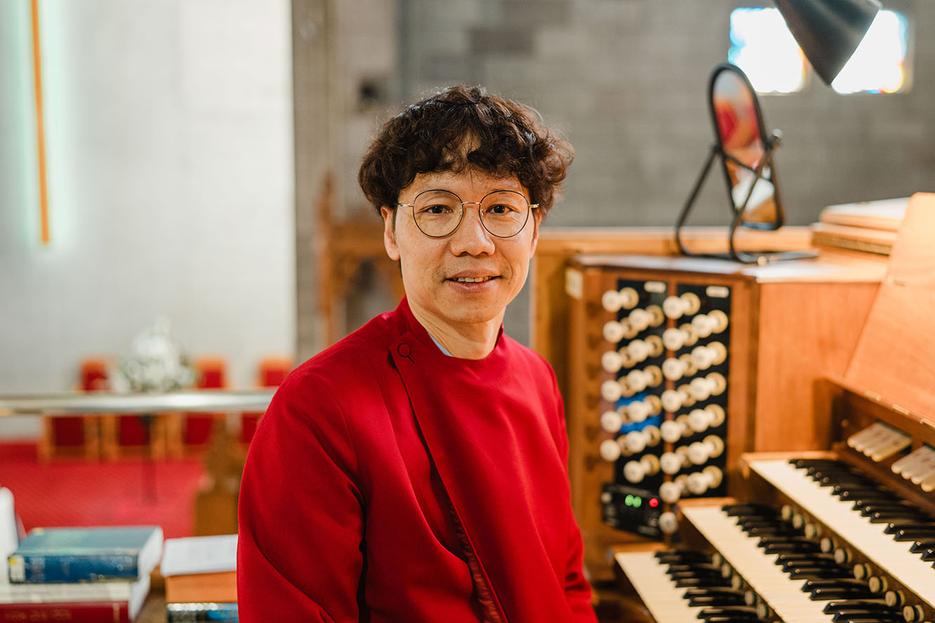 Paul Chan the organist at the organ in Nelson Cathedral