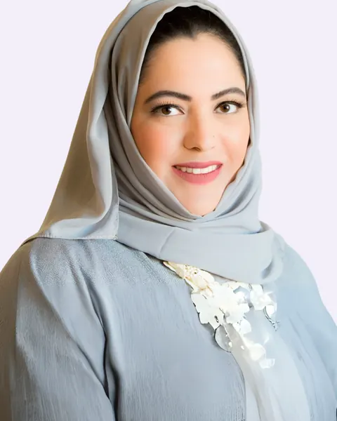 Israa Garatli, founder of Ml7aPaintBar.
