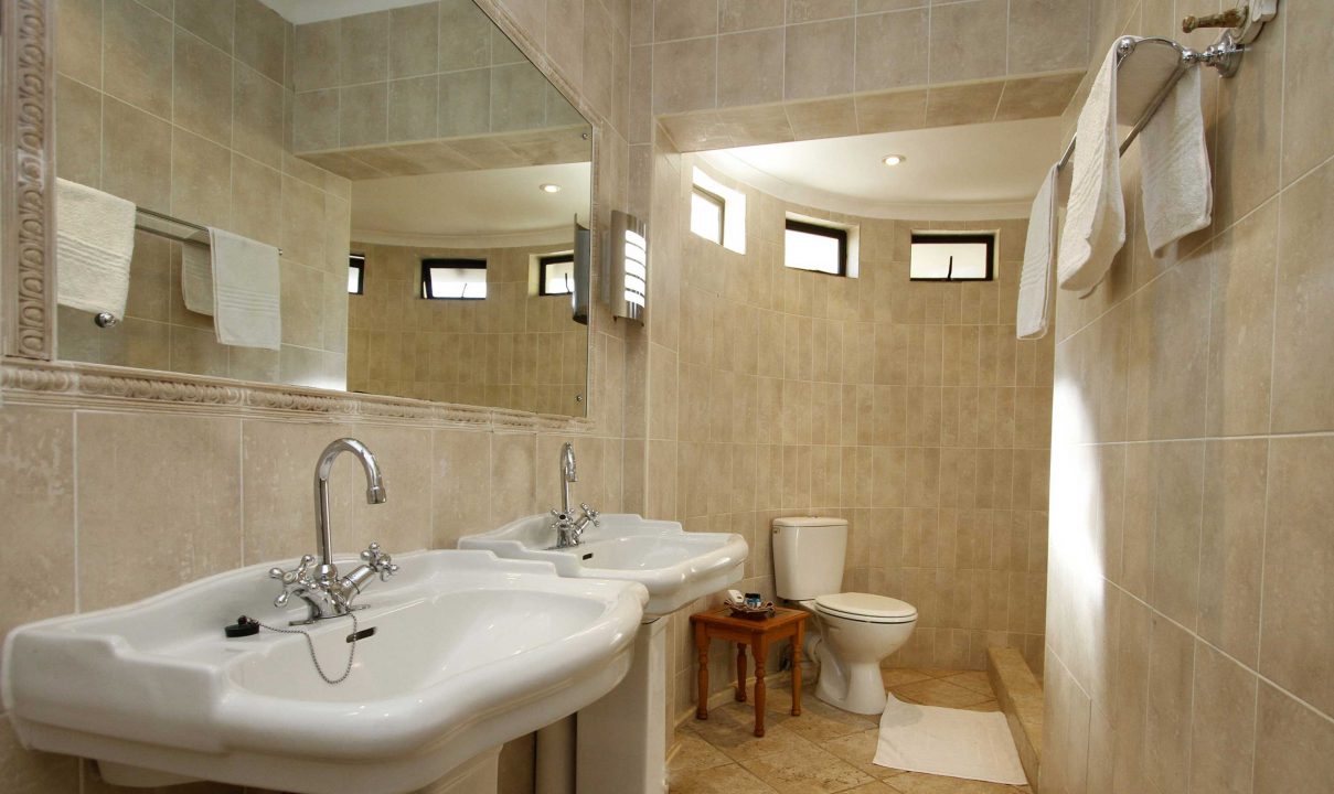 La Dolce Vita Umhlanga Guesthouse Big Bathroom