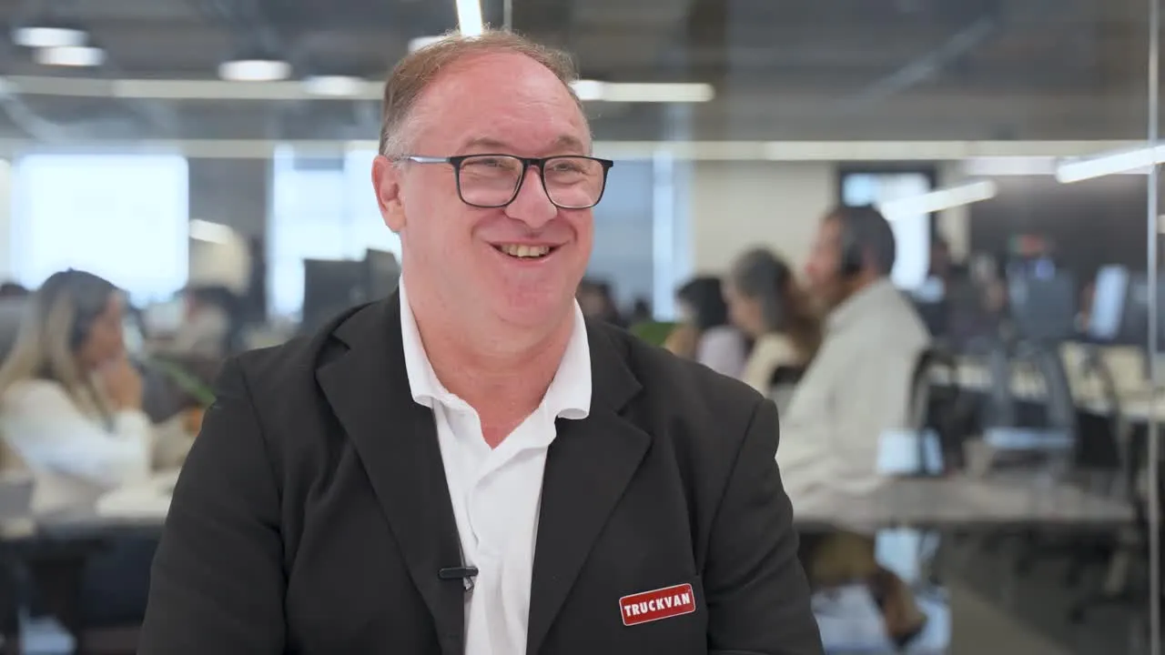 Ricardo Borba, coordenador de Rede de Distribuidores e Inteligência de Mercado da Truckvan, sorri durante entrevista sobre como a empresa aumentou as vendas usando o Ploomes CRM.