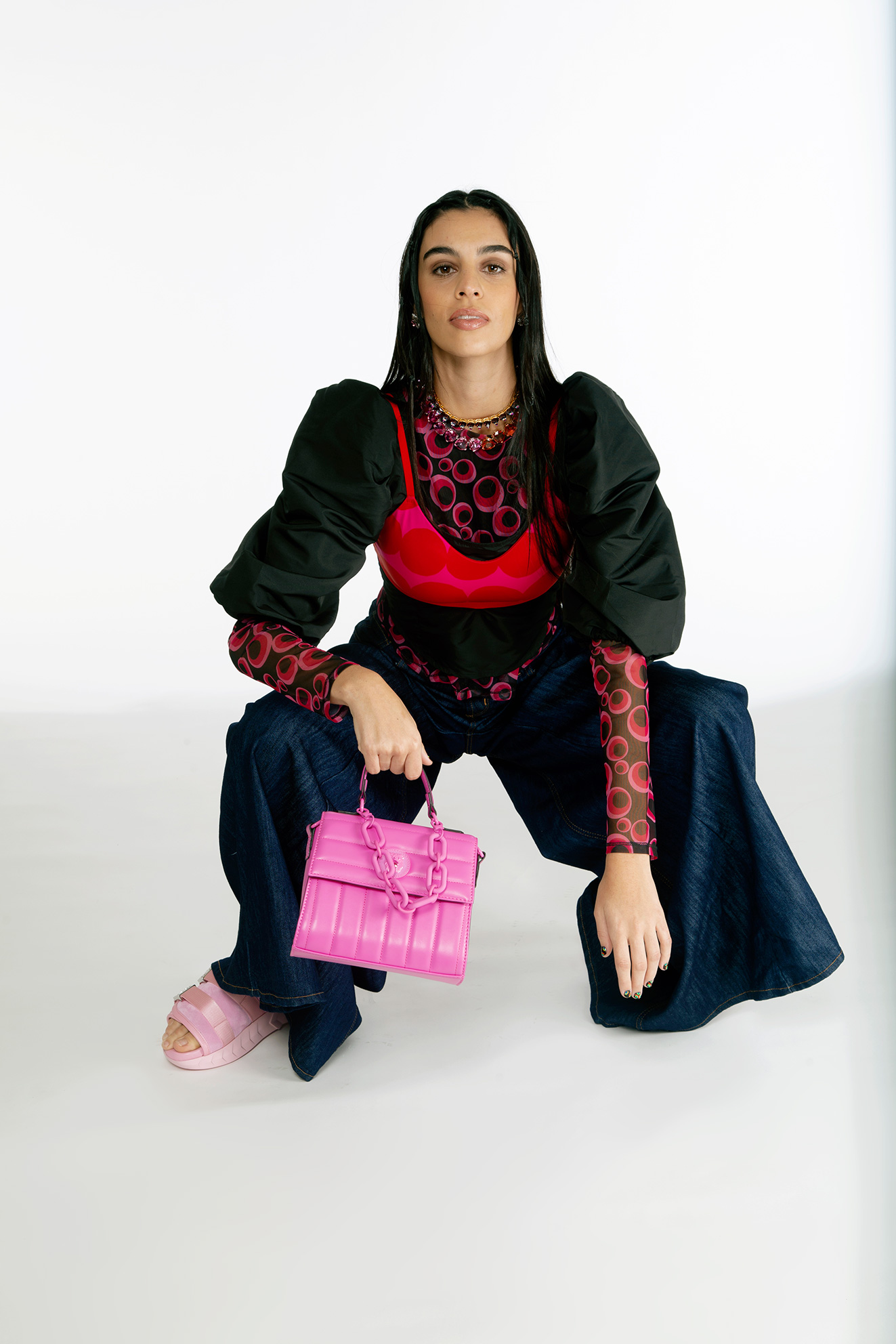  top Adidas, blusa (manga ¾) Levi’s, playera (manga larga) Desigual, jeans Rapsodia, sandalias Givenchy, bolso Aldo, aretes, collar rosa con naranja y collar picos Swarovski - El Libro Amarillo