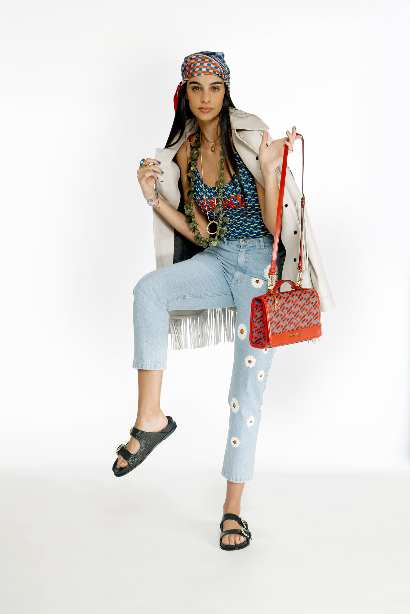 chamarra Loreta DanCassab, traje de baño Versace, jeans Wild & Alive, sandalias Stuart Weitzman, bolso Versace, mascada Hermès, collar estrella Tous, collar largo Adolfo Dominguez, pulsera azul y pulsera transparente Swarovski - El Libro Amarillo