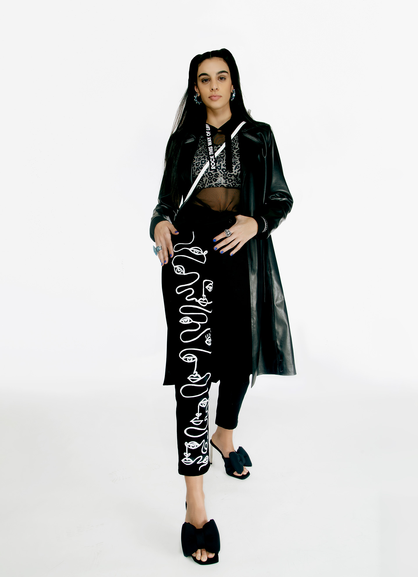 gabardina y jeans Wild & Alive, top Adidas, sudadera The Mashup, sandalias Off White, bolso crossbody Givenchy, aretes picos, anillos y pulsera Swarovski - El Libro Amarillo