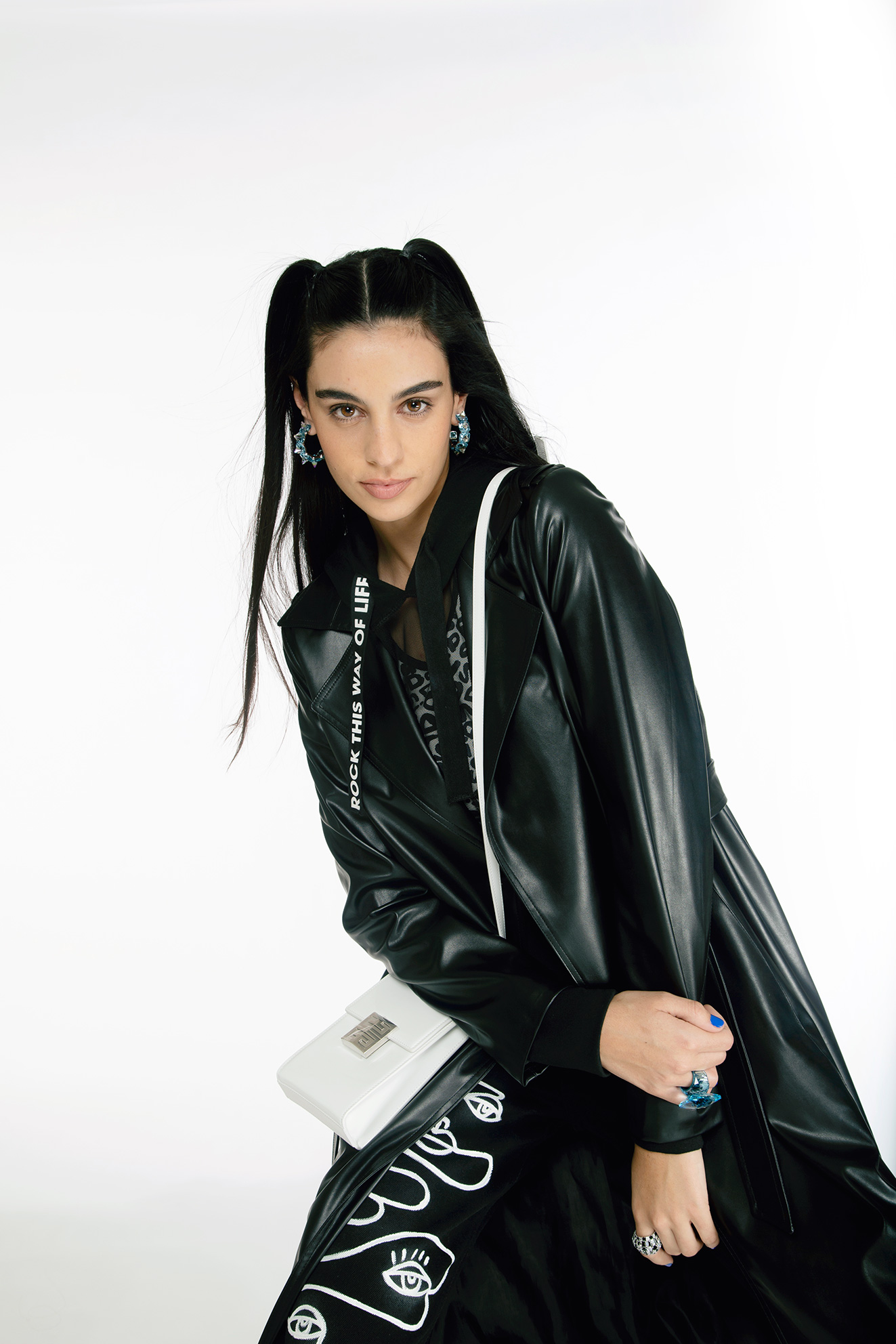 gabardina y jeans Wild & Alive, top Adidas, sudadera The Mashup, sandalias Off White, bolso crossbody Givenchy, aretes picos, anillos y pulsera Swarovski - El Libro Amarillo