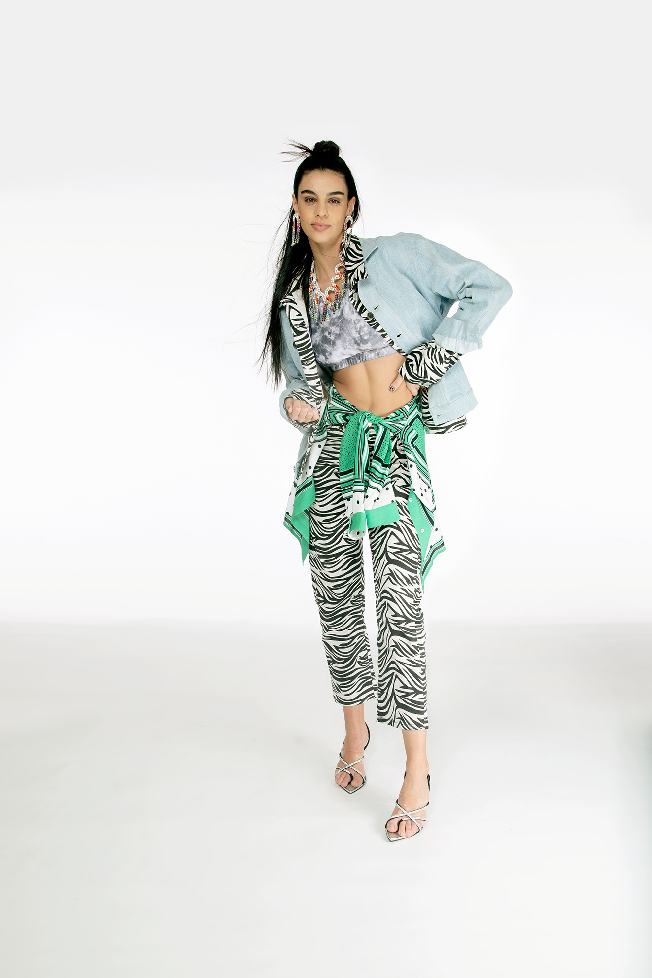 chamarras y pantalón DanCassab, top tie dye The Mashup, blusa (amarrada en la cintura) Julio, sandalias Aldo, collar y aretes Bimba y Lola - El Libro Amarillo