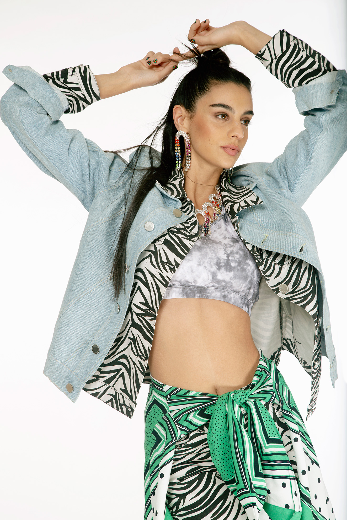 chamarras y pantalón DanCassab, top tie dye The Mashup, blusa (amarrada en la cintura) Julio, sandalias Aldo, collar y aretes Bimba y Lola - El Libro Amarillo