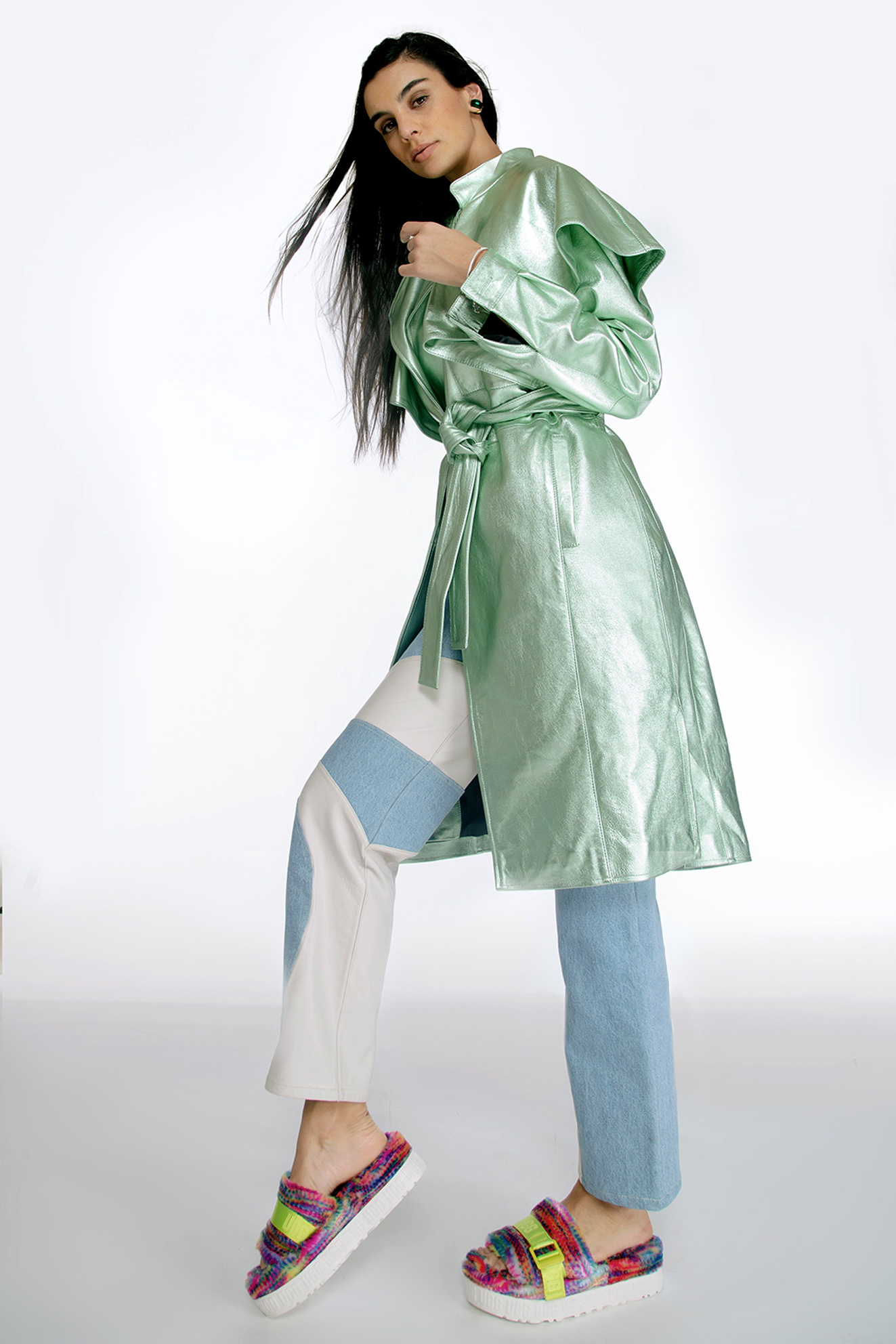 gabardina Alexia Ulibarri, t-shirt Wild & Alive, jeans DanCassab, sandalias UGG, anillo Swarovski, collares Dalia Pascal, charm tortuga, charm rosa y charm azul Pandora - El Libro Amarillo