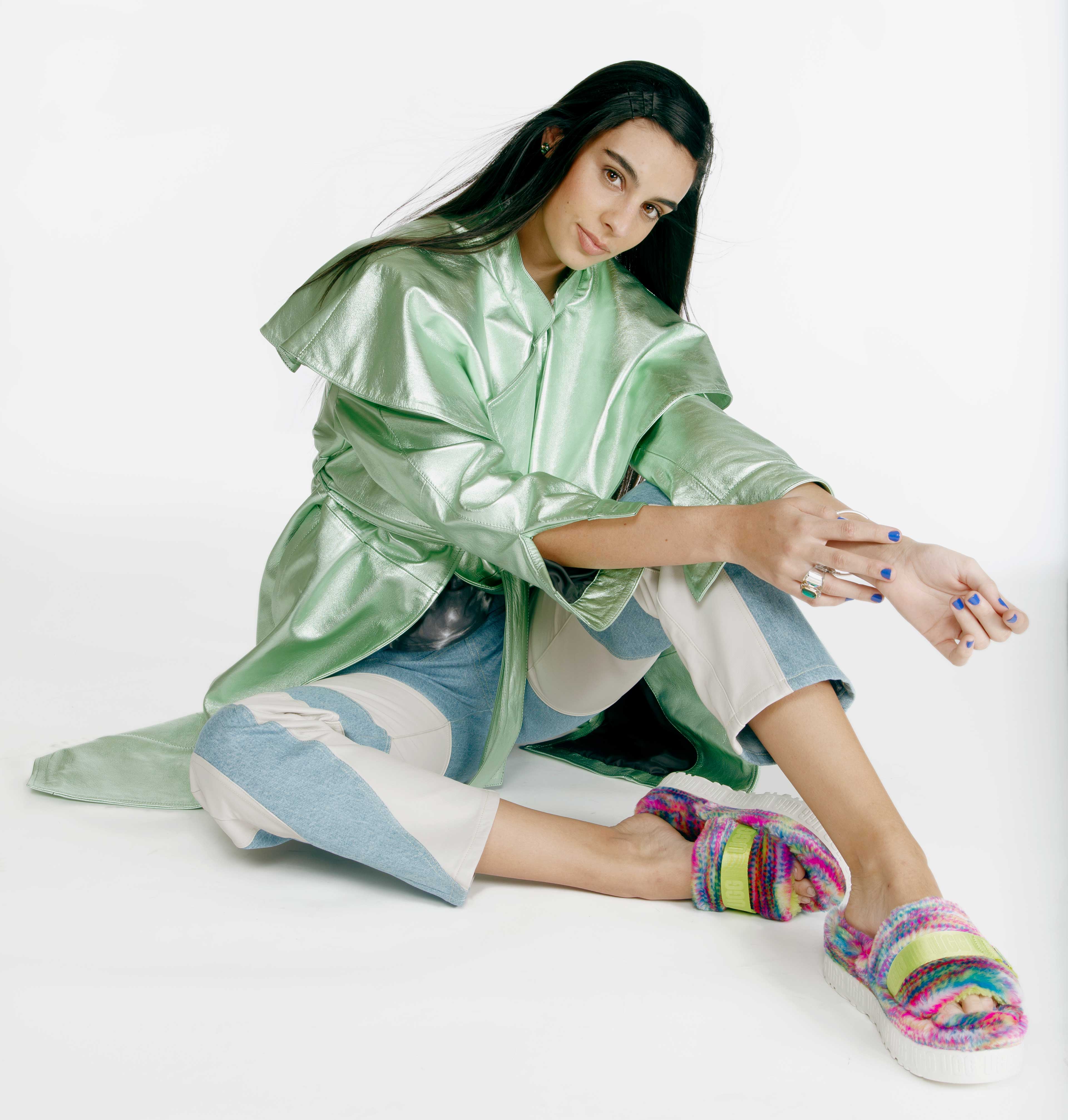 gabardina Alexia Ulibarri, t-shirt Wild & Alive, jeans DanCassab, sandalias UGG, anillo Swarovski, collares Dalia Pascal, charm tortuga, charm rosa y charm azul Pandora - El Libro Amarillo