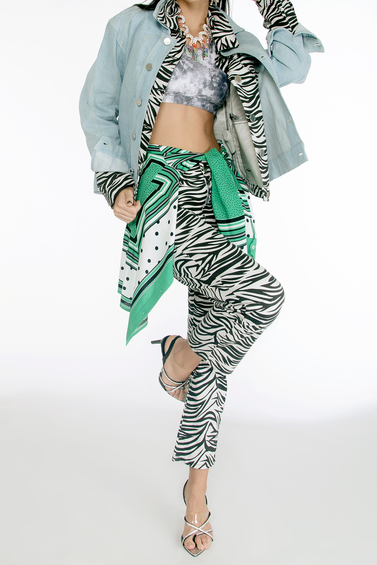 chamarras y pantalón DanCassab, top tie dye The Mashup, blusa (amarrada en la cintura) Julio, sandalias Aldo, collar y aretes Bimba y Lola - El Libro Amarillo