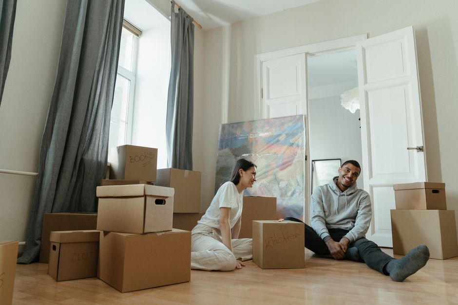 How cash buyers and downsizers are reshaping UK resale pricing, volumes and regional dynamics as high mortgage rates persist.