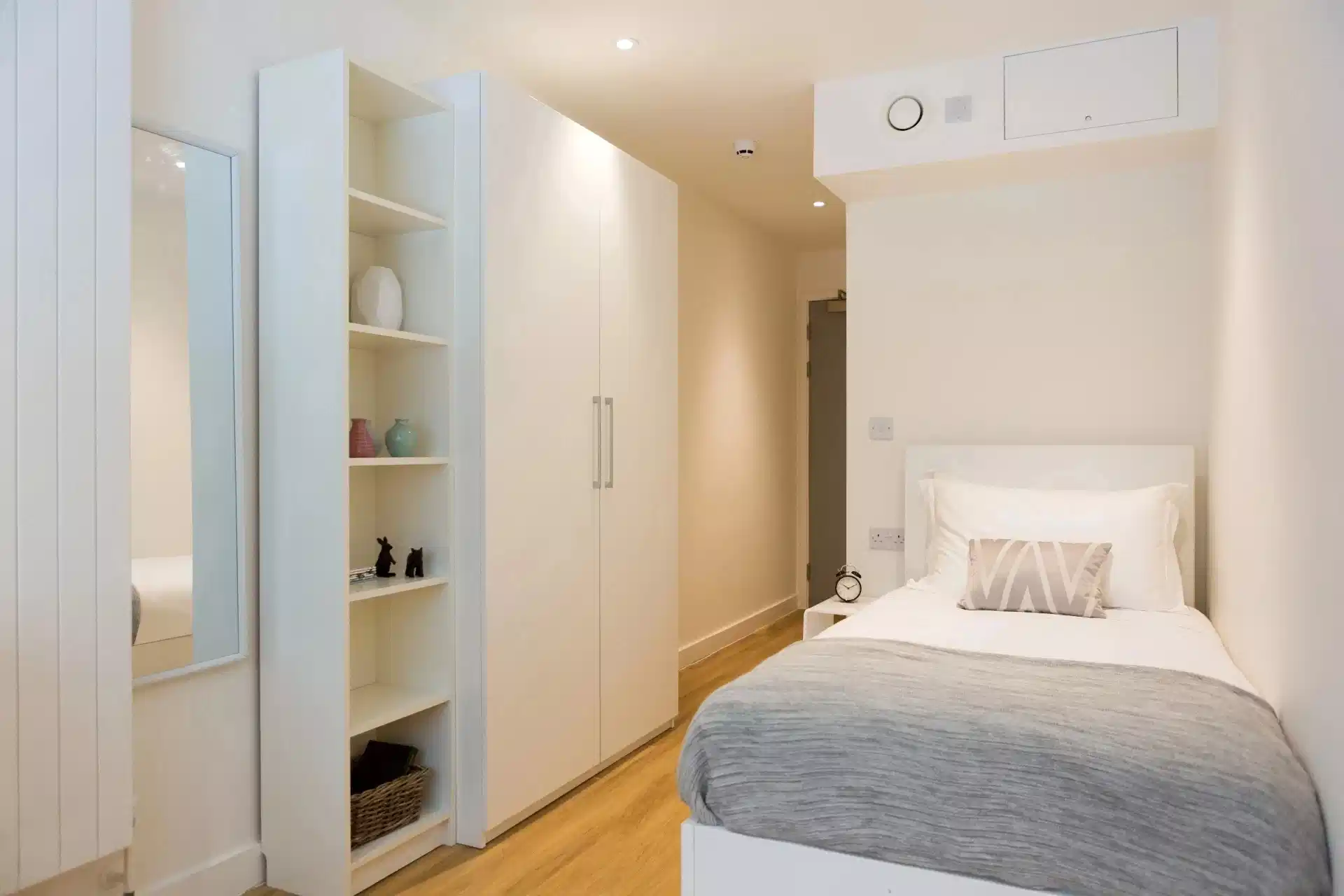Bronze Ensuite Mid Level City View - Bedroom