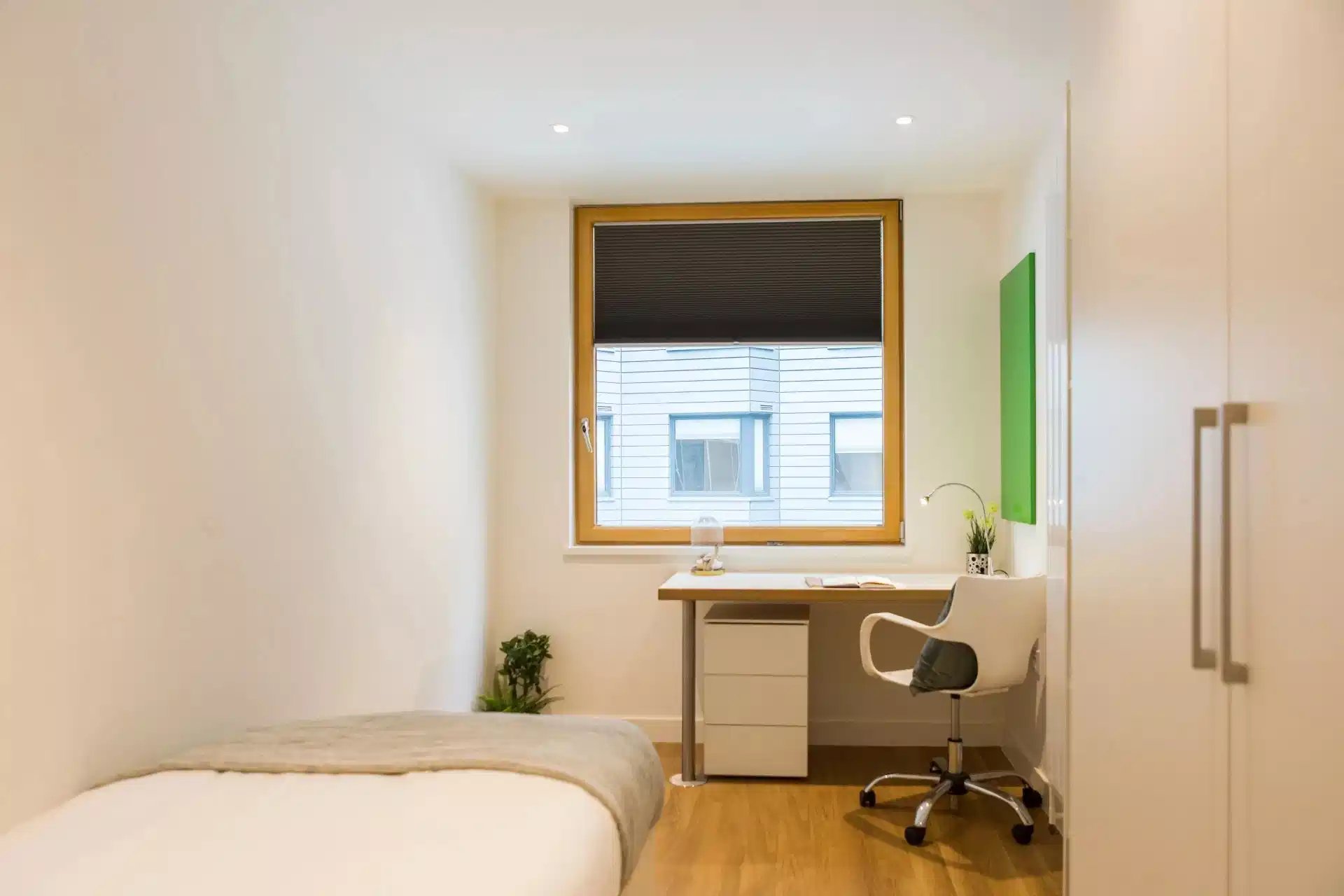 Bronze Ensuite Mid Level City View - Bedroom