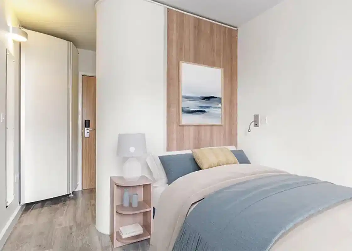 Bronze Ensuite XL Courtyard View Mid Level - Bedroom
