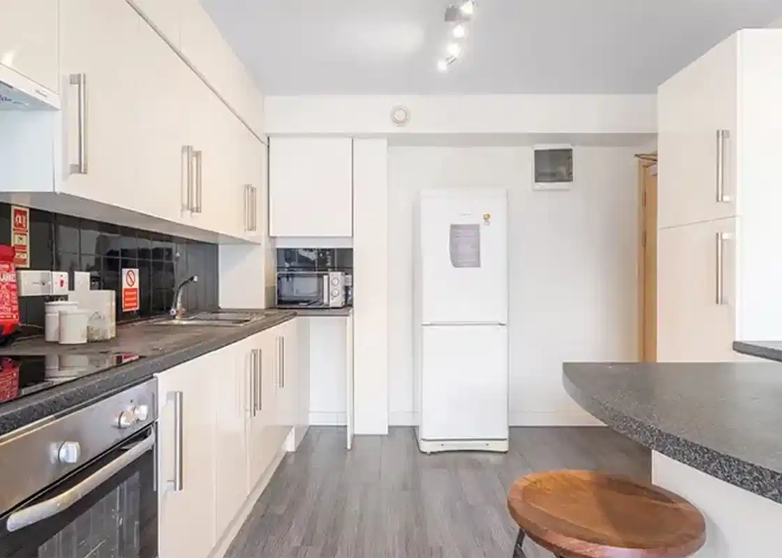 Bronze Ensuite XL Courtyard View Mid Level - Kitchen