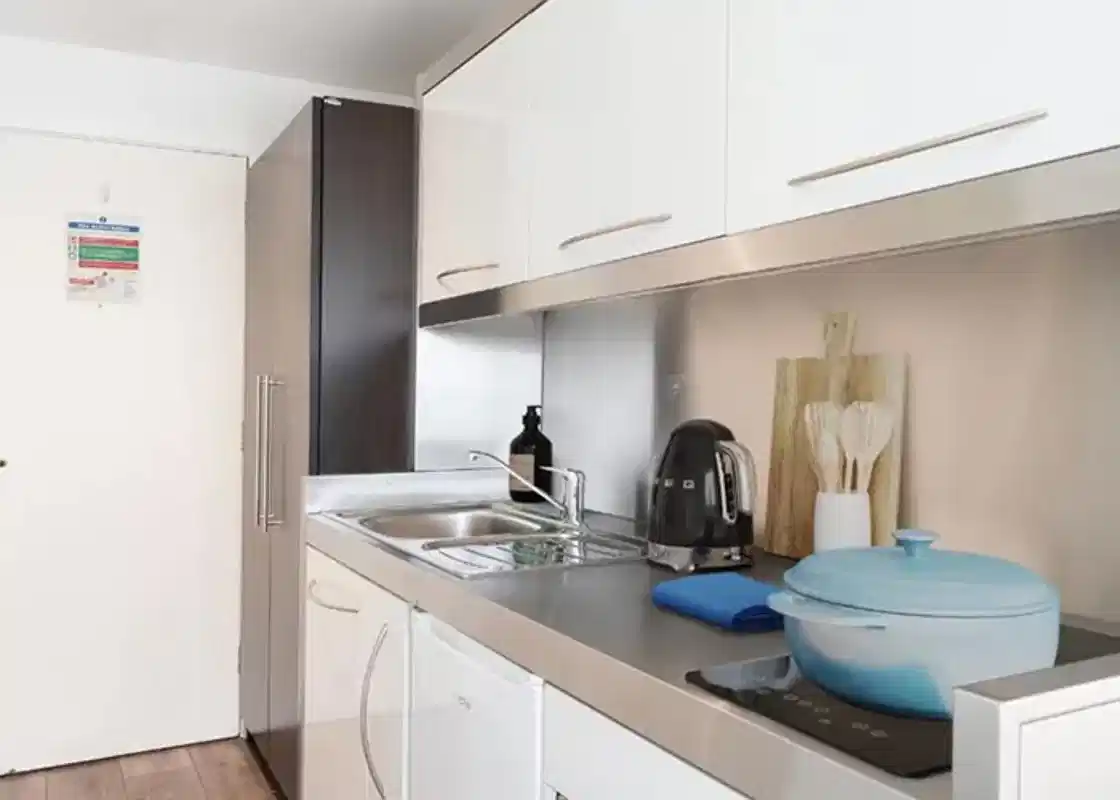 Bronze Studio City View Upper Level - Kitchen