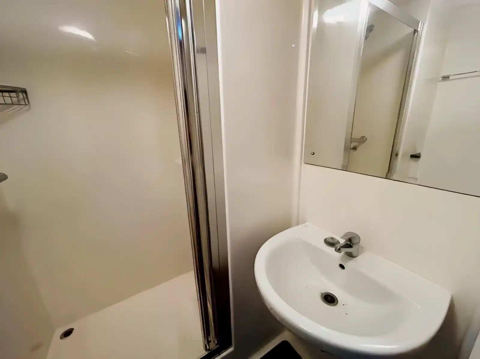 Bronze Studio Plus - Bathroom