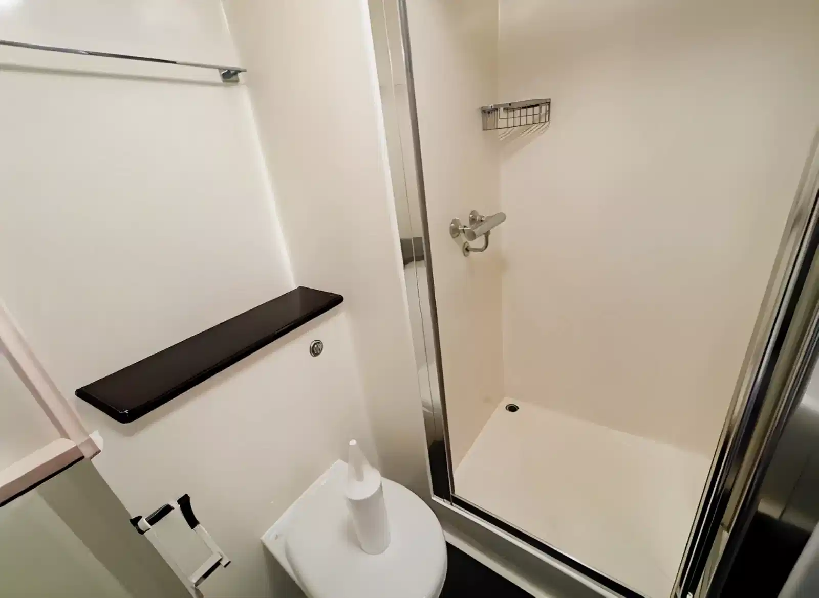 Bronze Studio Plus - Bathroom