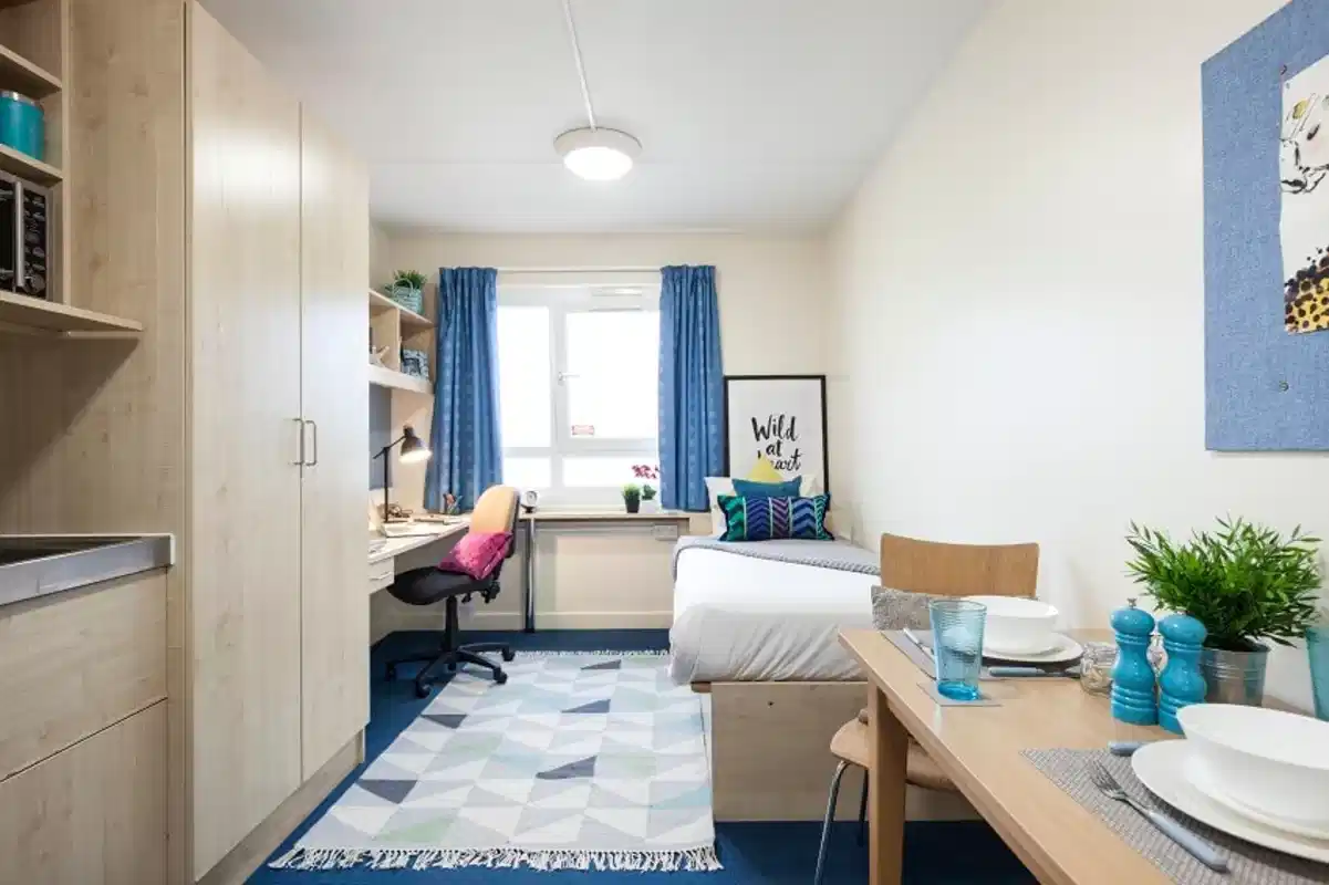Bronze Studio - Bedroom