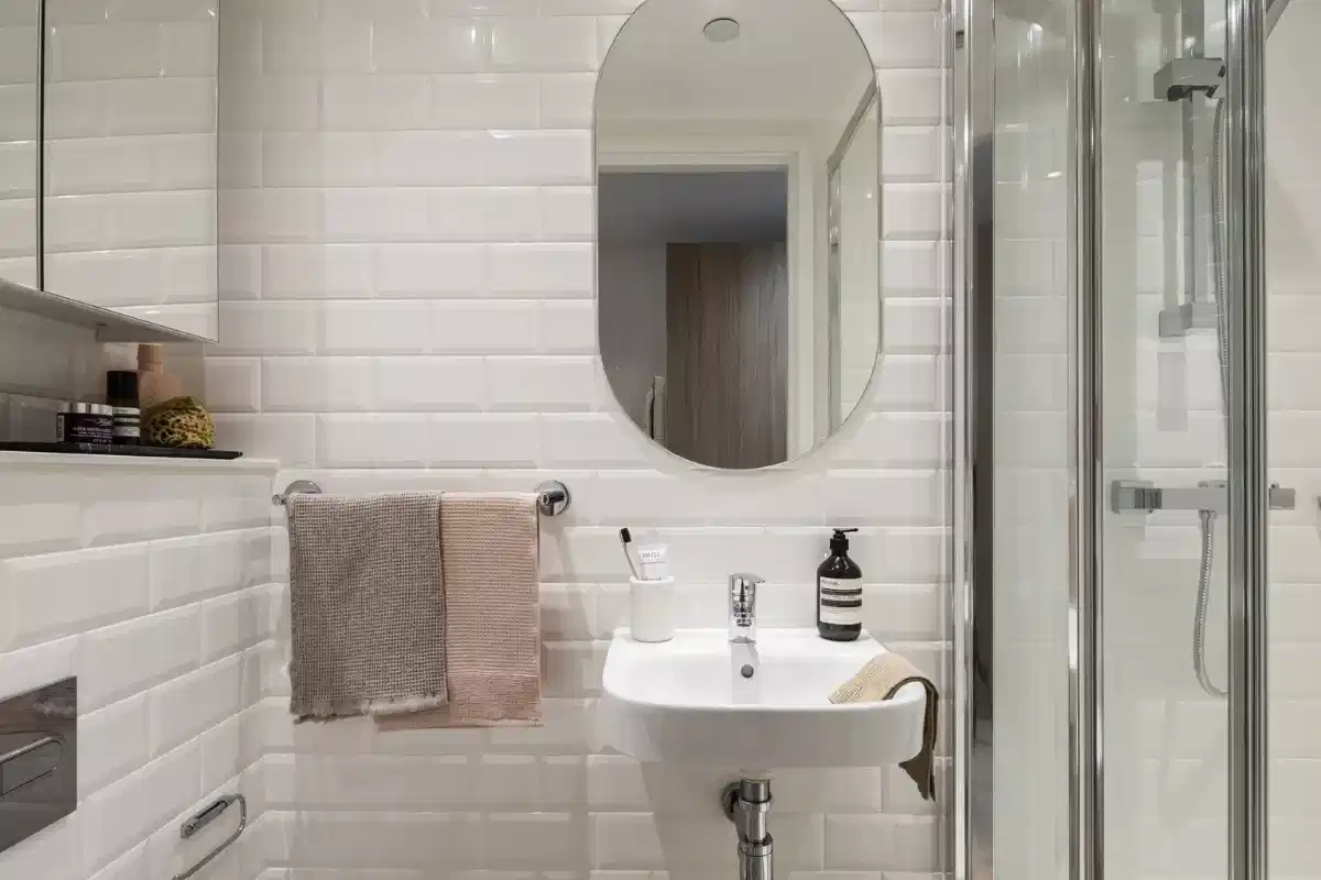Silver Studio - Standard View | Mid Level - Bathroom