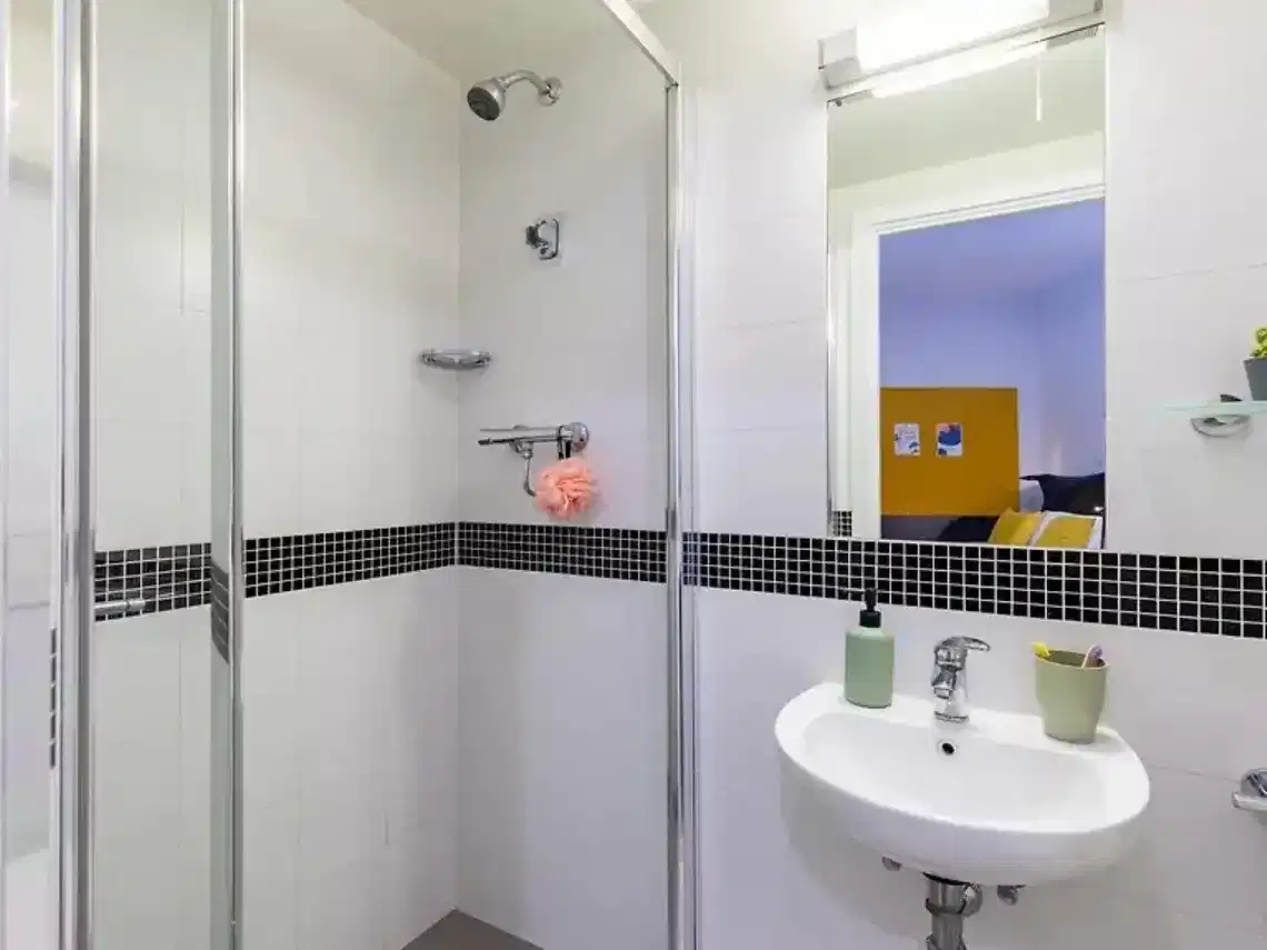 Large En-Suite - Bathroom