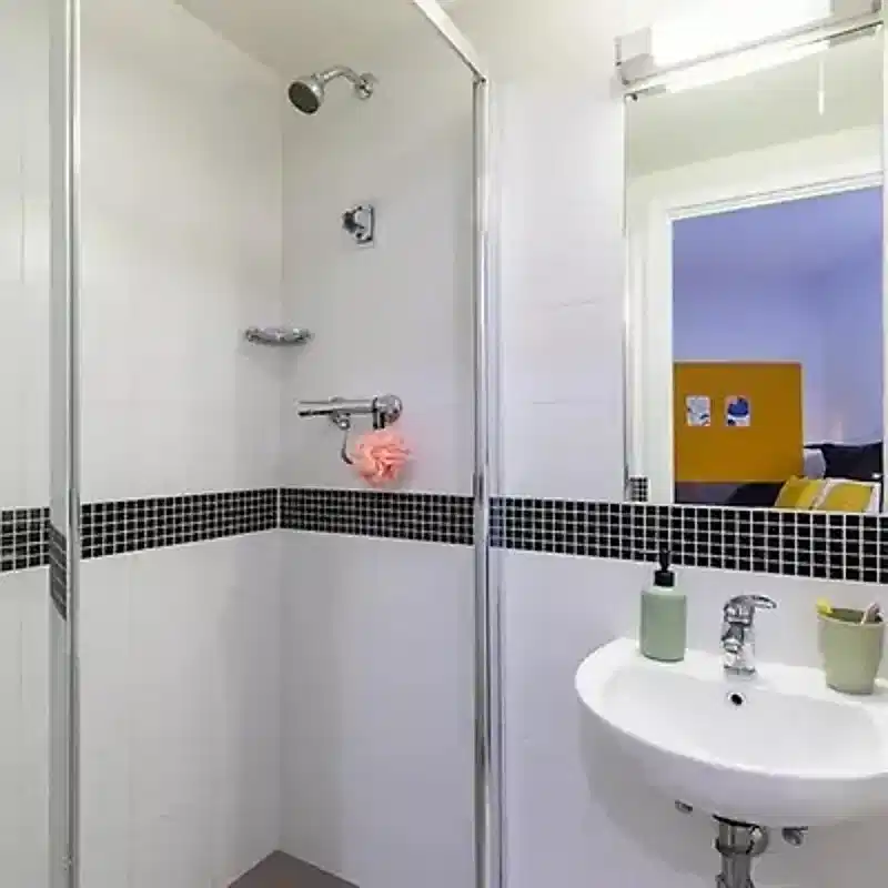 Large Double Studio - Bathroom