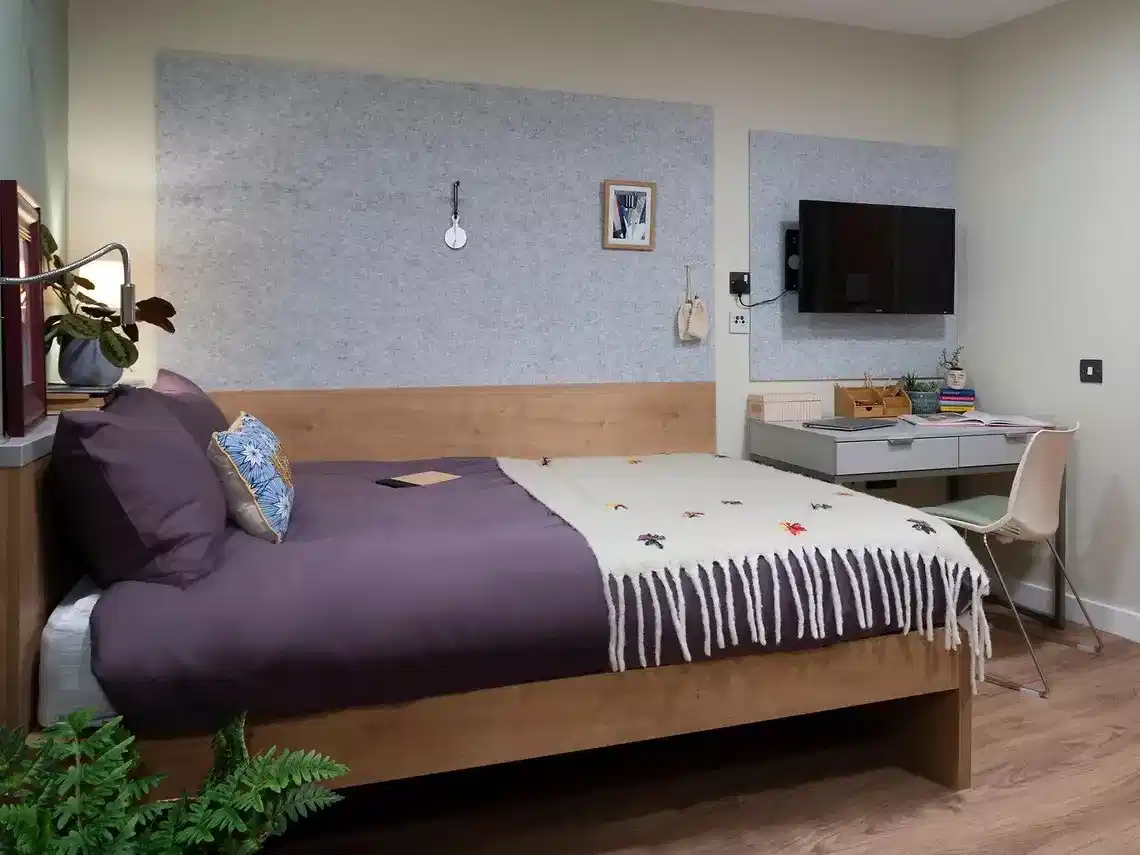 Large Double Studio - Bedroom