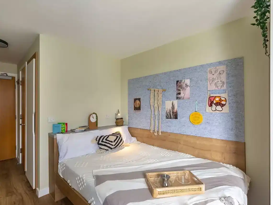 Large En-Suite - Bedroom