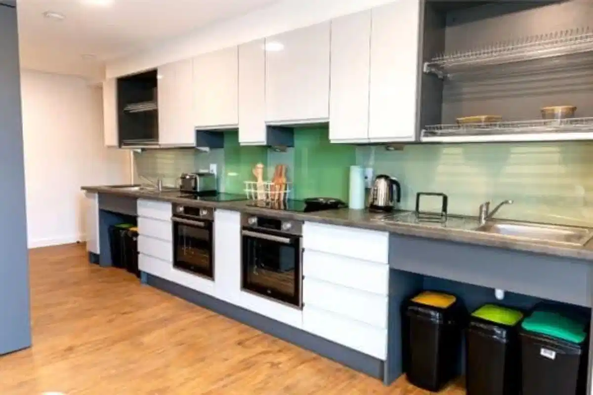 Standard Ensuite - Kitchen