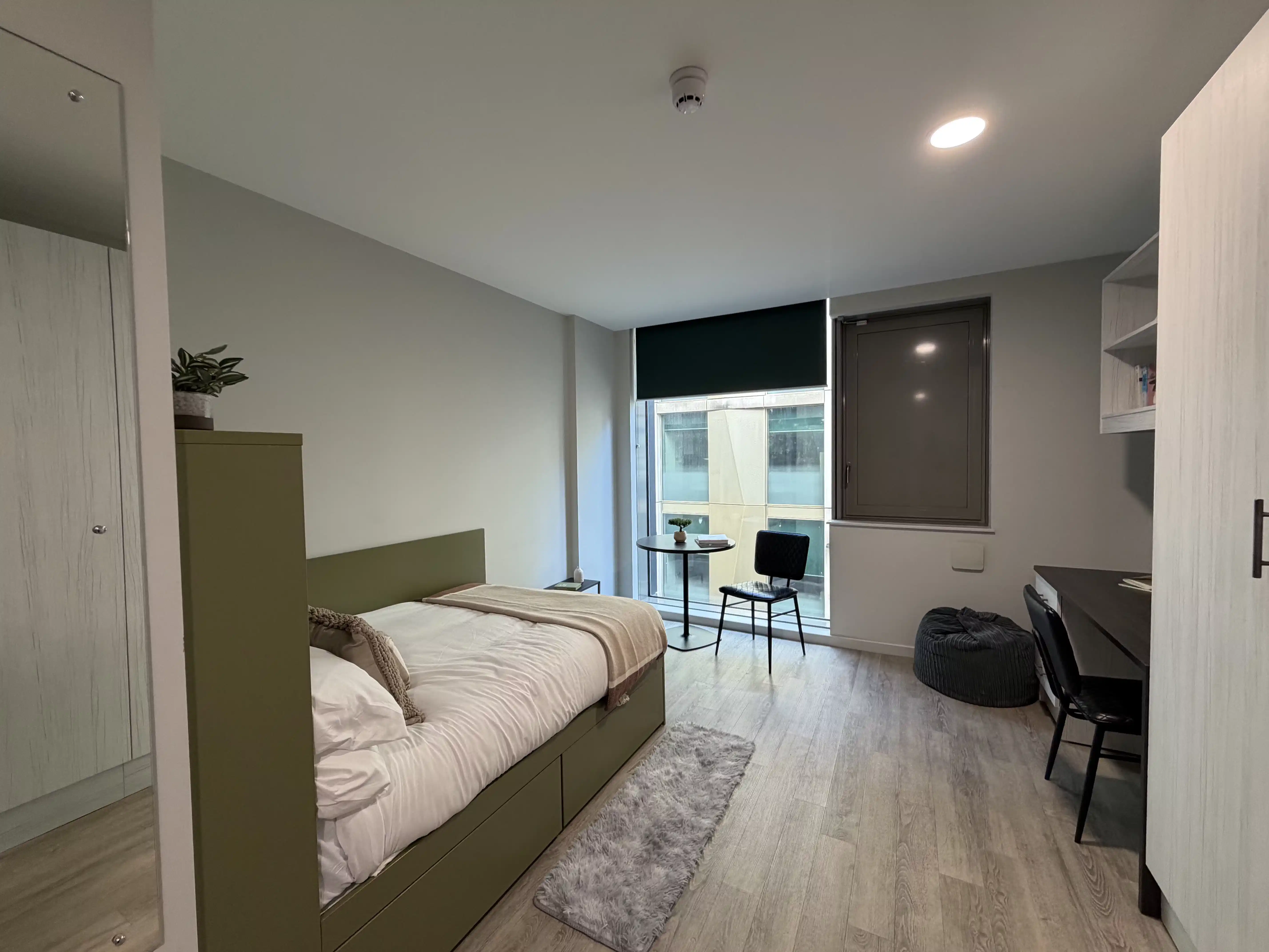 Large Classic Studio - Bedroom