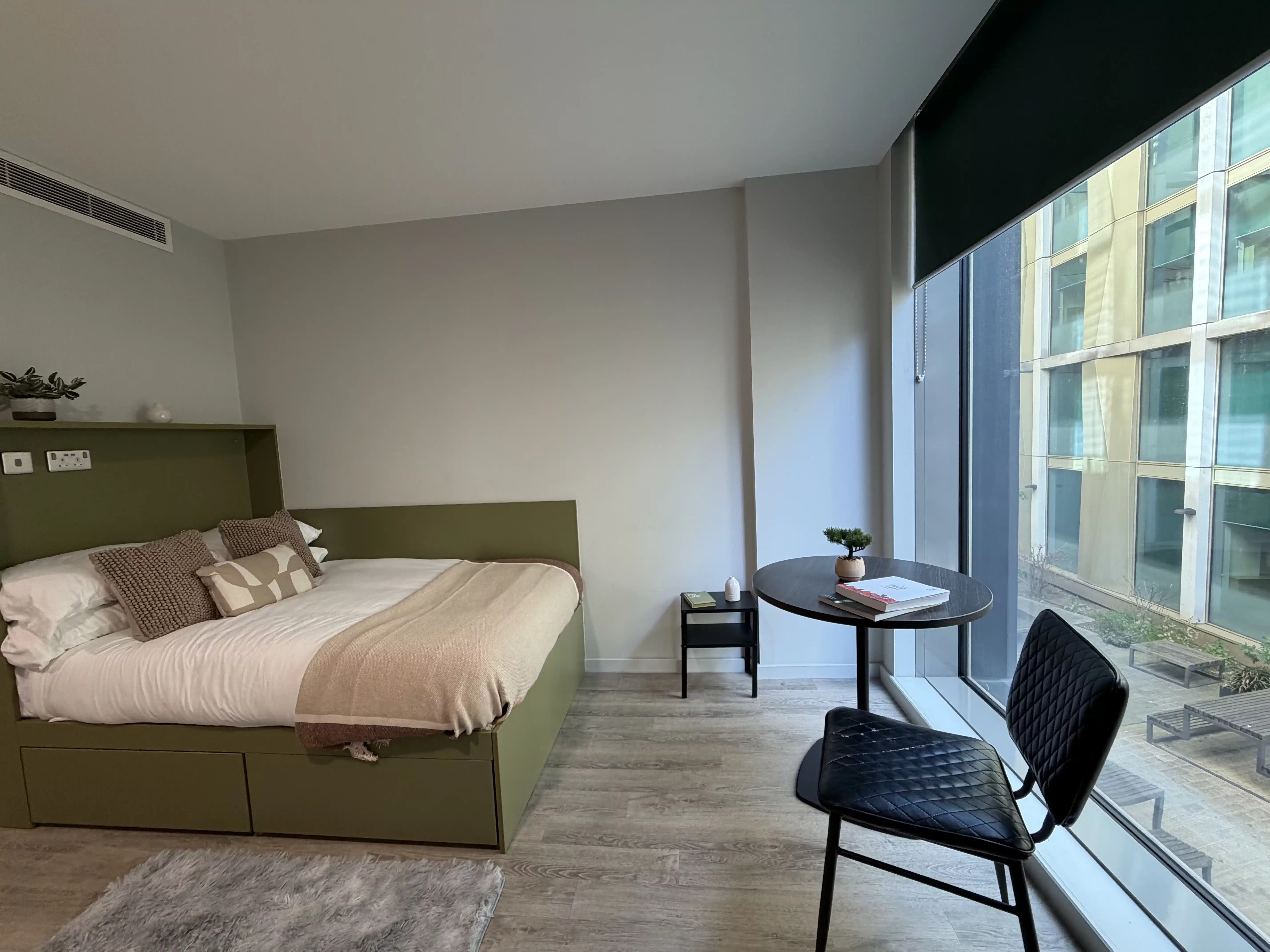 Large Classic Studio - Bedroom
