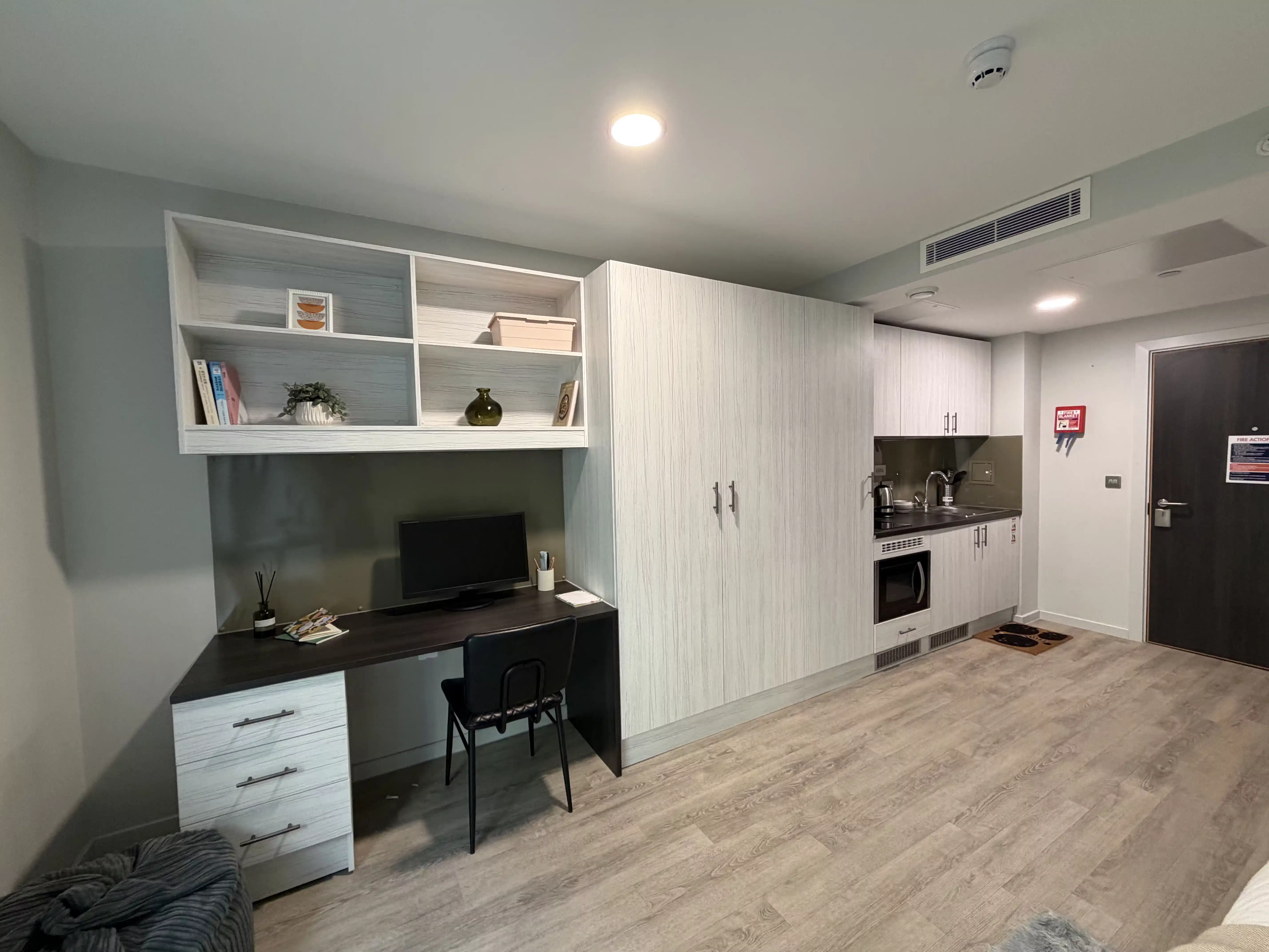 Large Classic Studio - Amenities