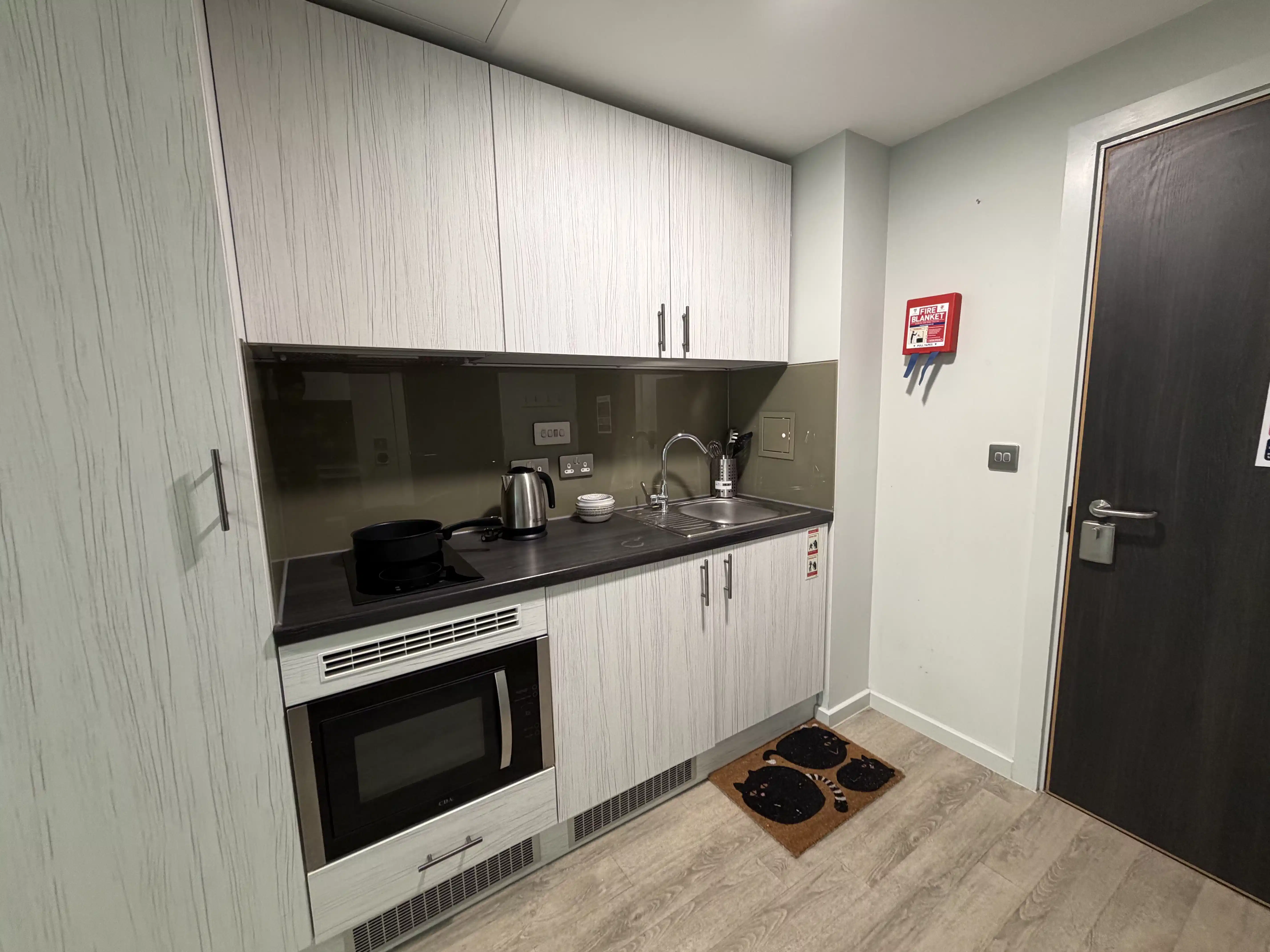 Large Classic Studio - Kitchen