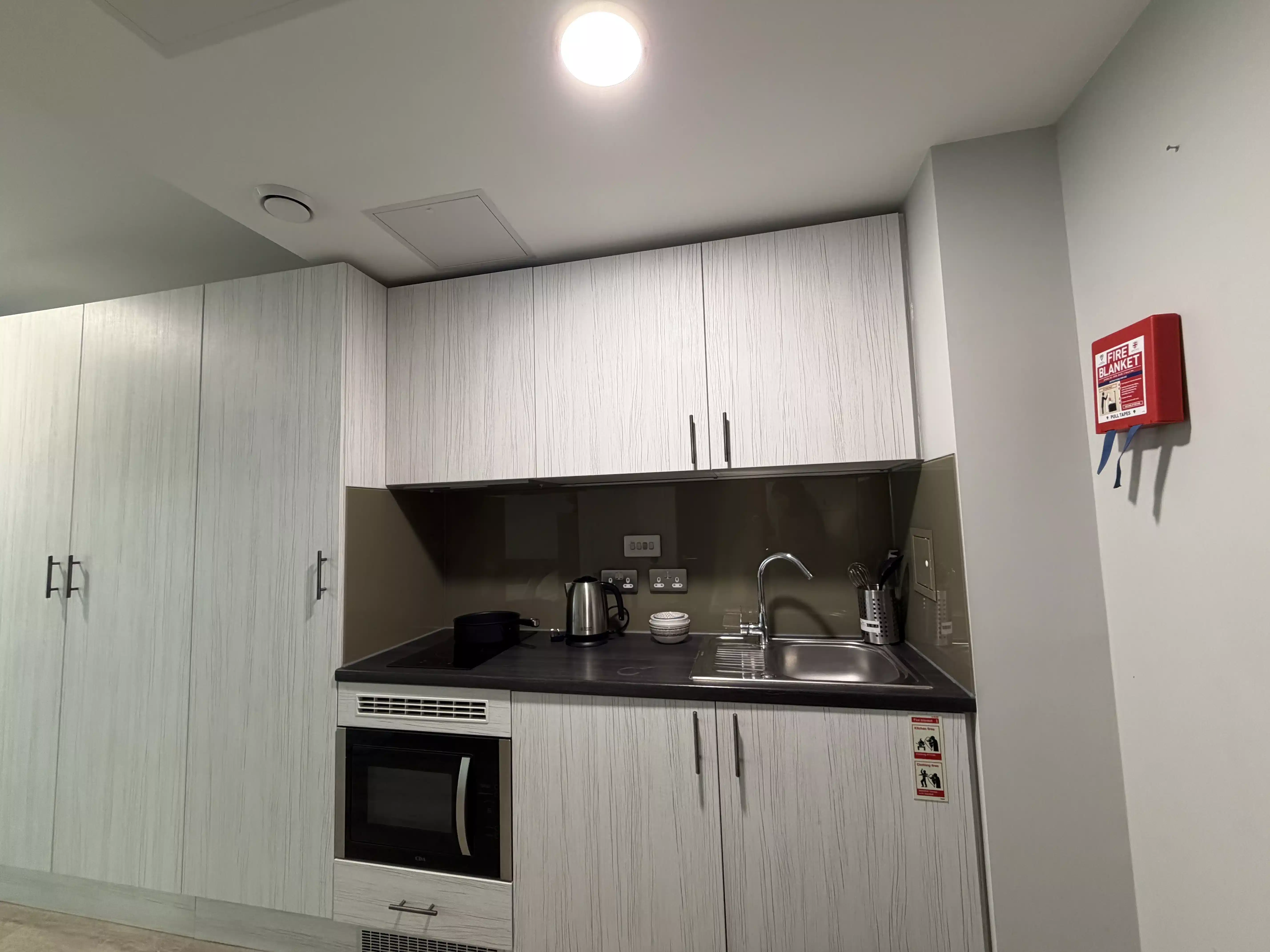 Large Classic Studio - Kitchen