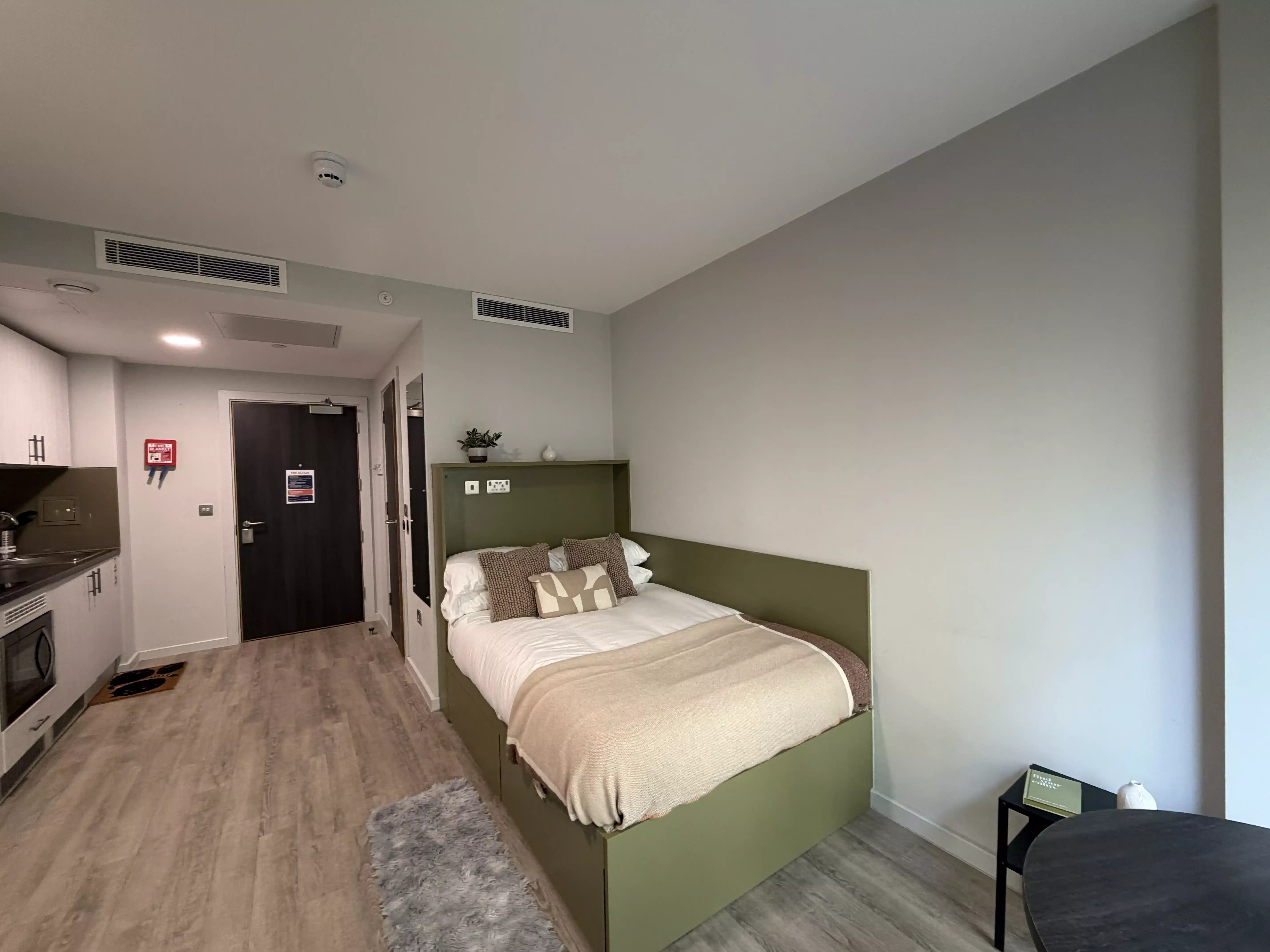 Large Classic Studio - Bedroom