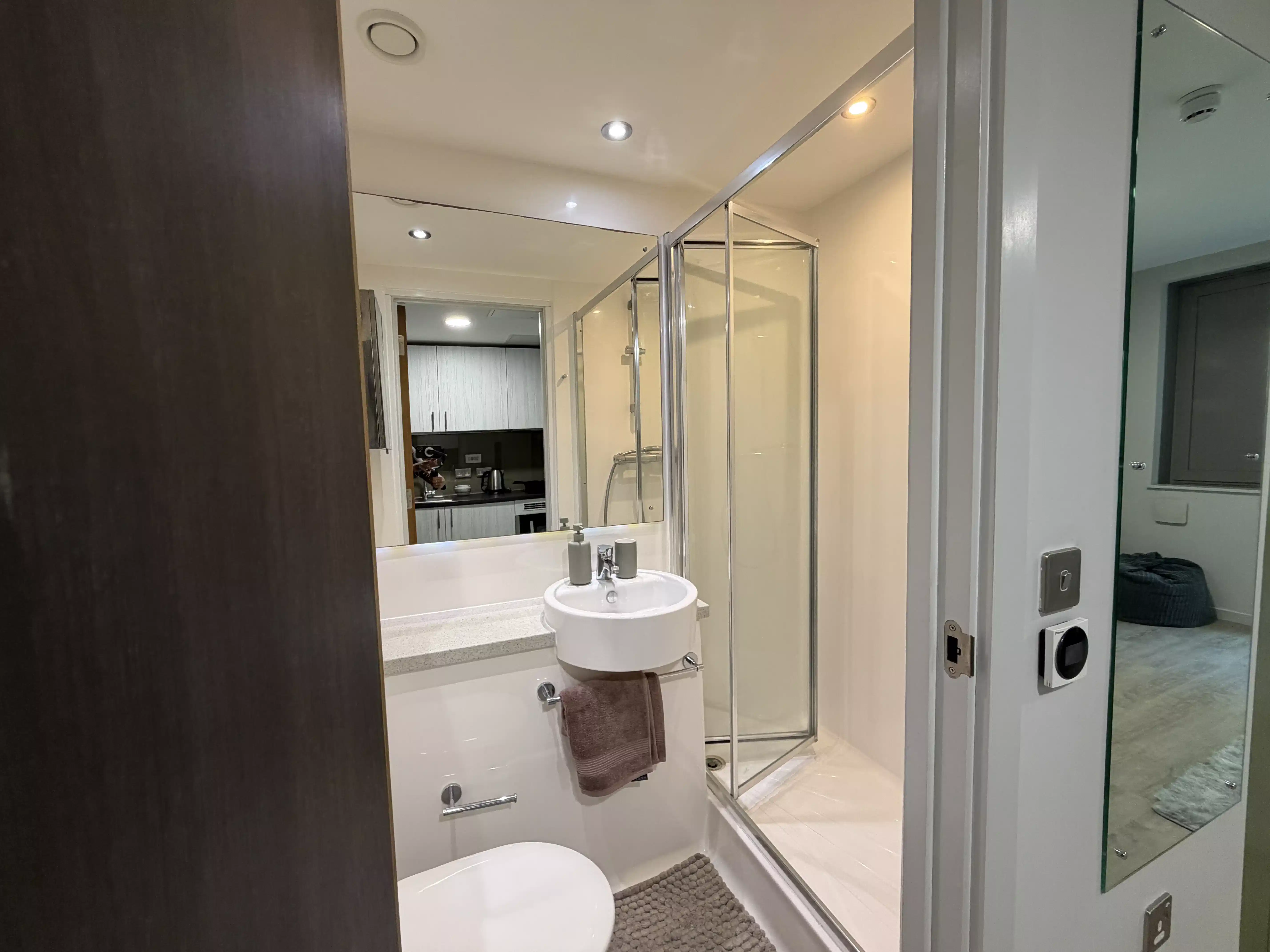 Large Classic Studio - Bathroom