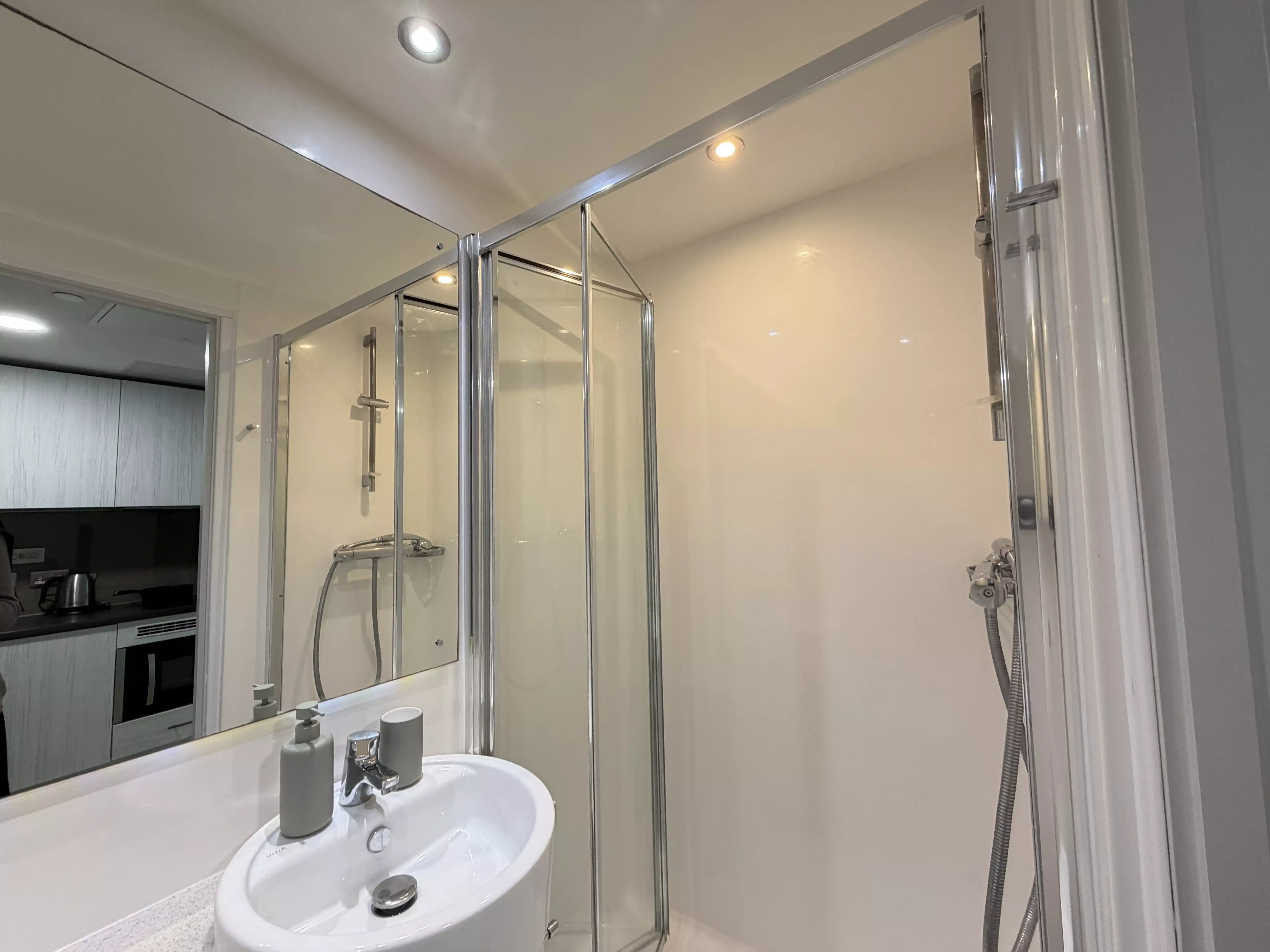 Large Classic Studio - Bathroom