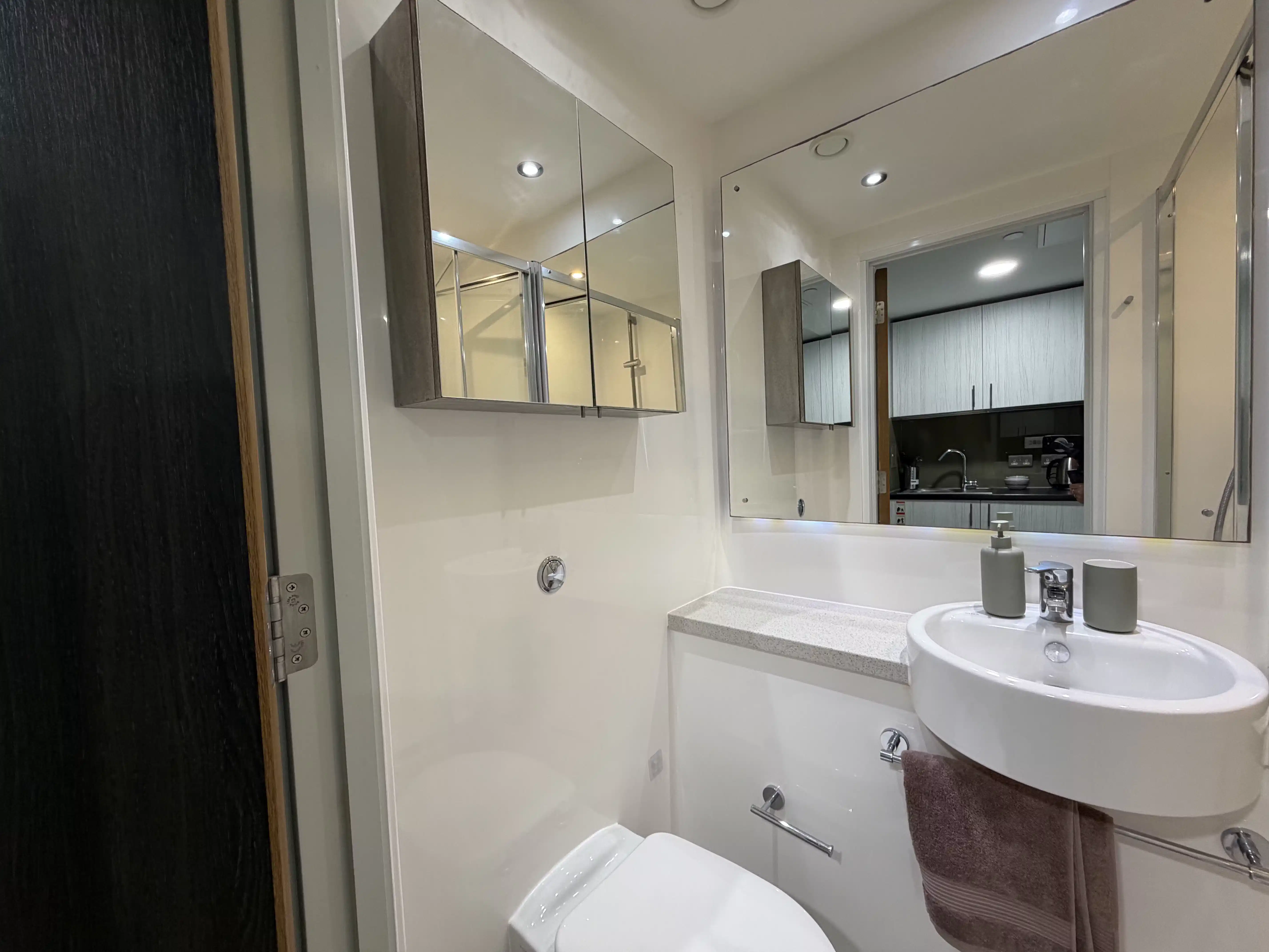 Large Classic Studio - Bathroom
