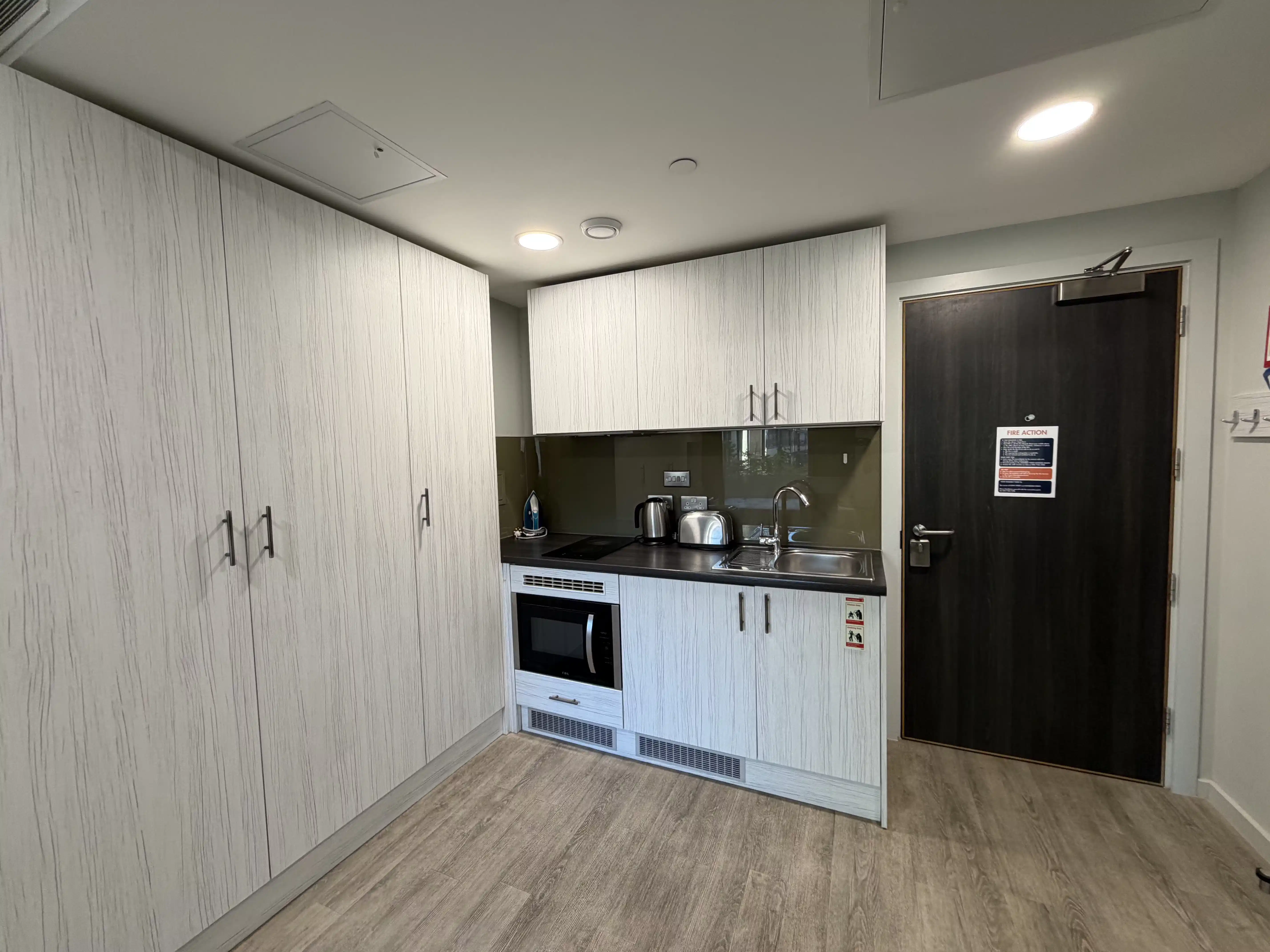 Large Twin - Kitchen