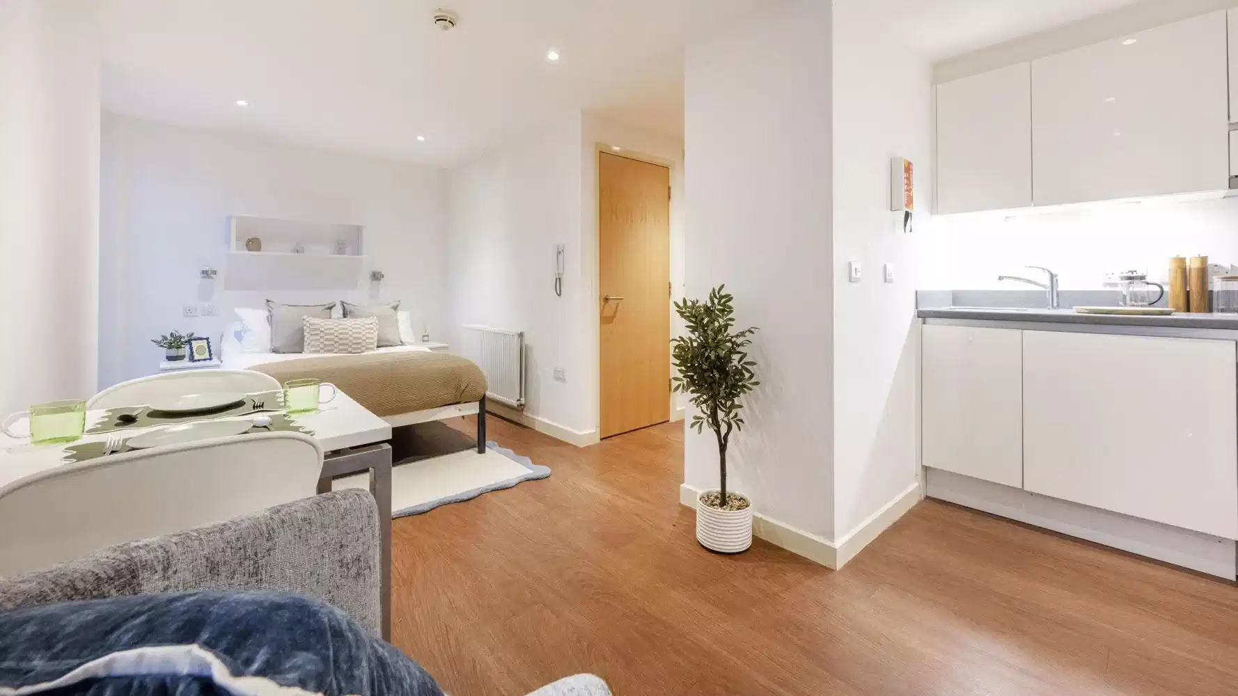 Large Standard Studio Dual Aspect - Kitchen