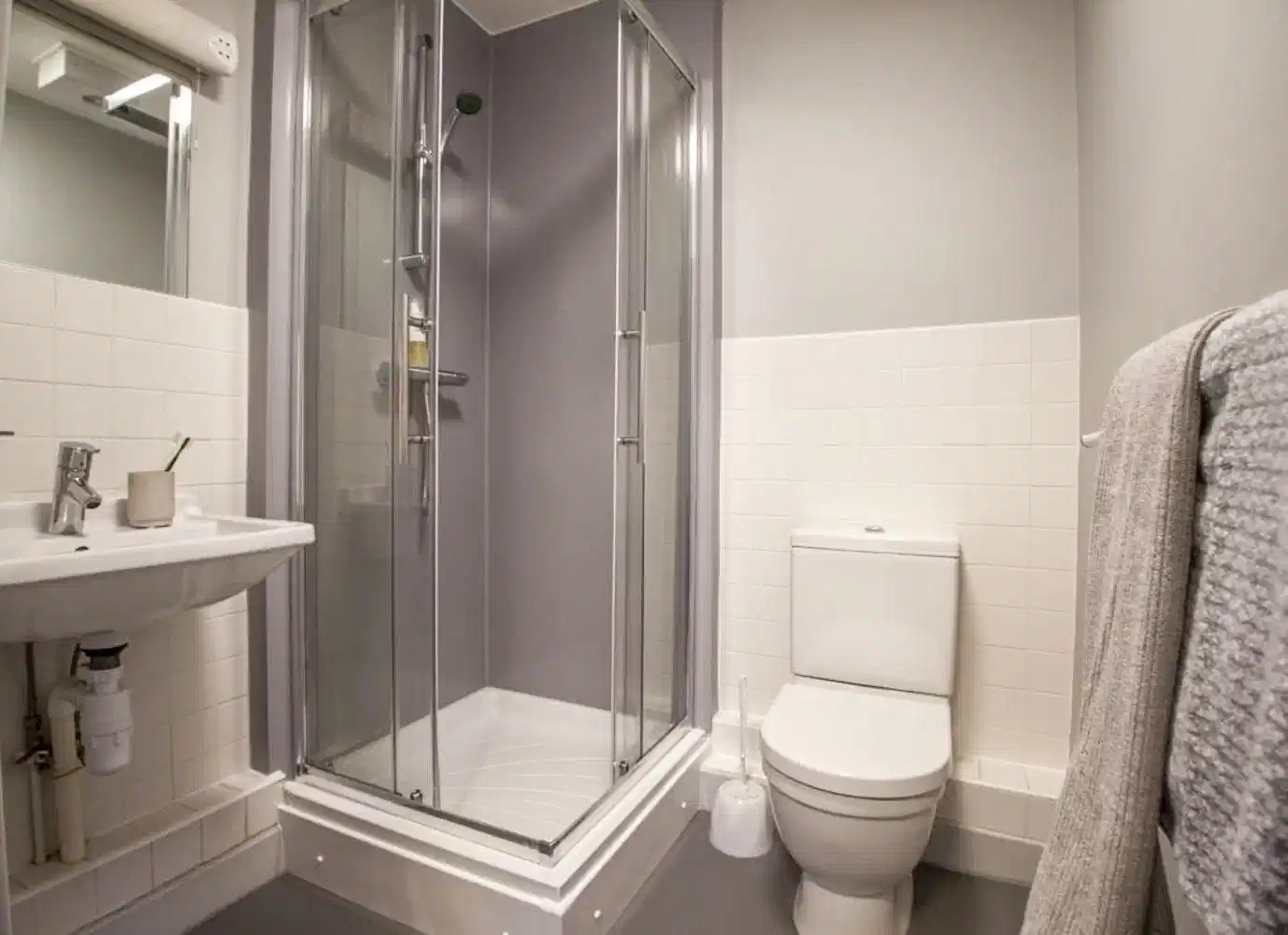 Compact Studio - Bathroom