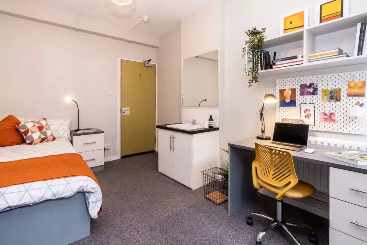 Club Room - Bedroom