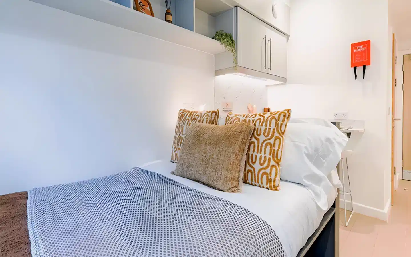 Bronze Studio - Bedroom