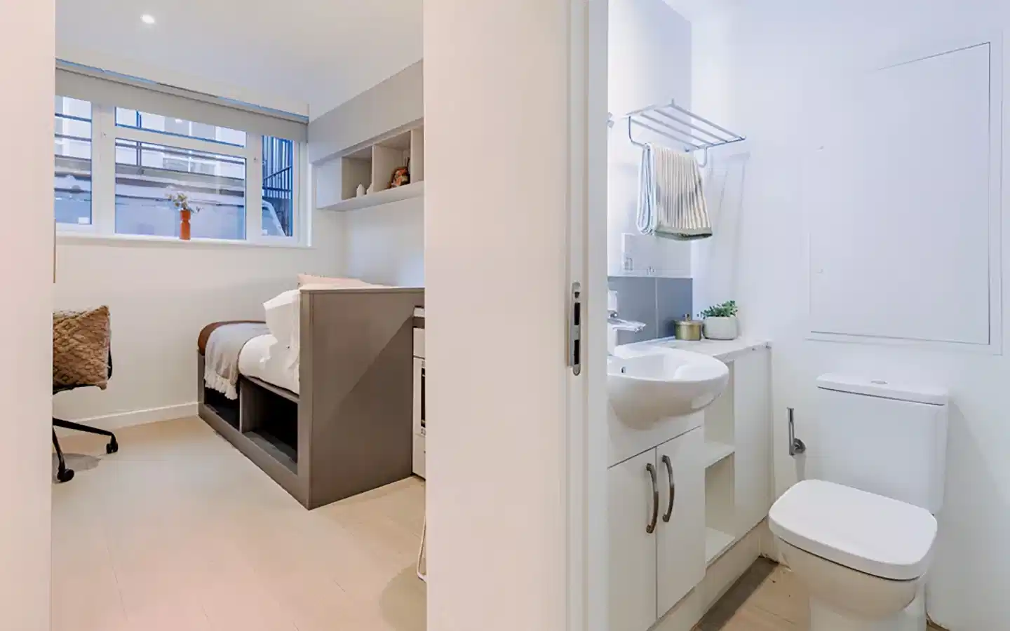 Bronze Studio - Bathroom