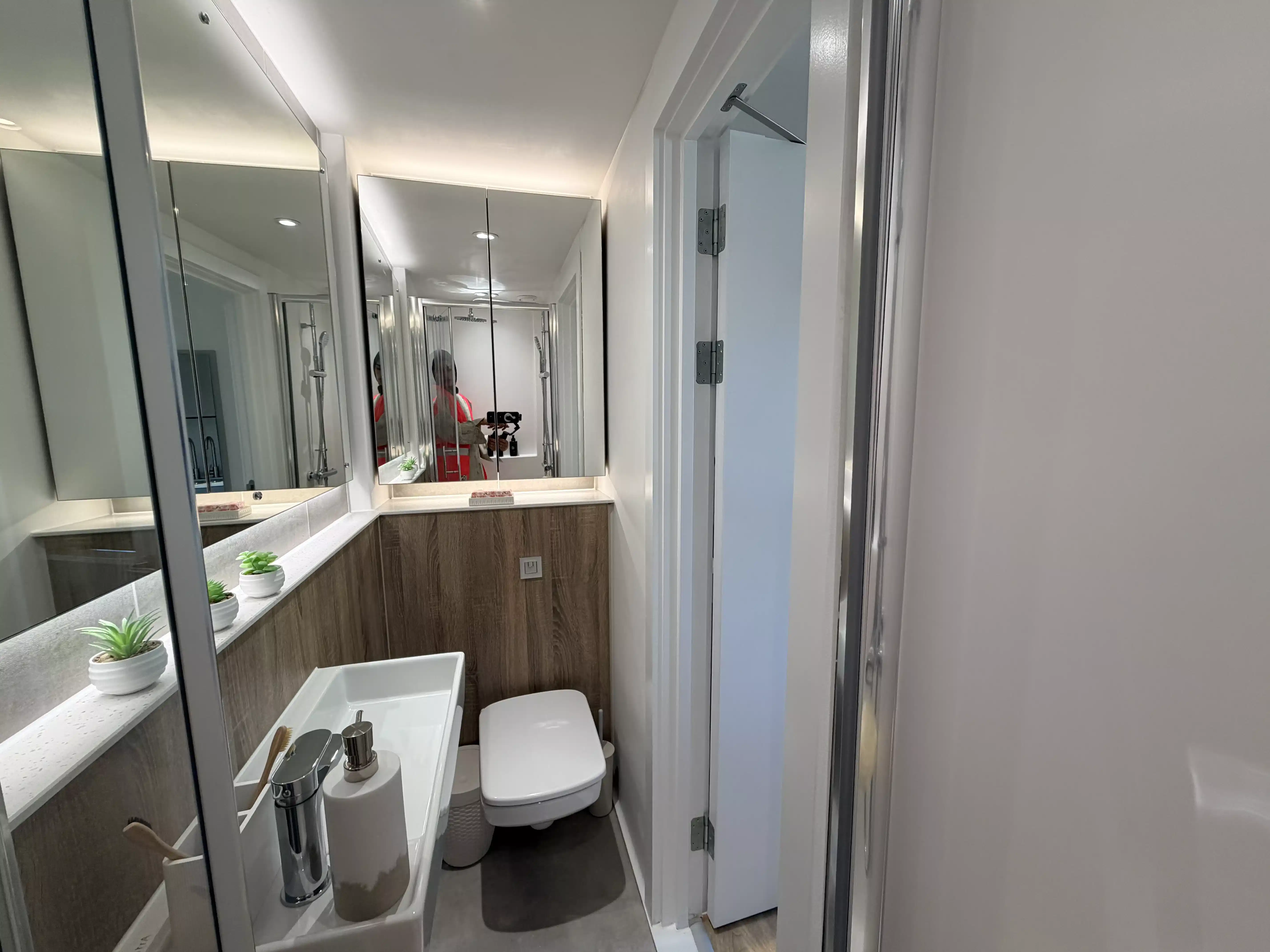 Deluxe Corner DDA Studio - Bathroom