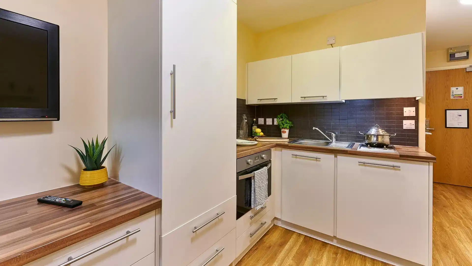 Classic Studio - Kitchen