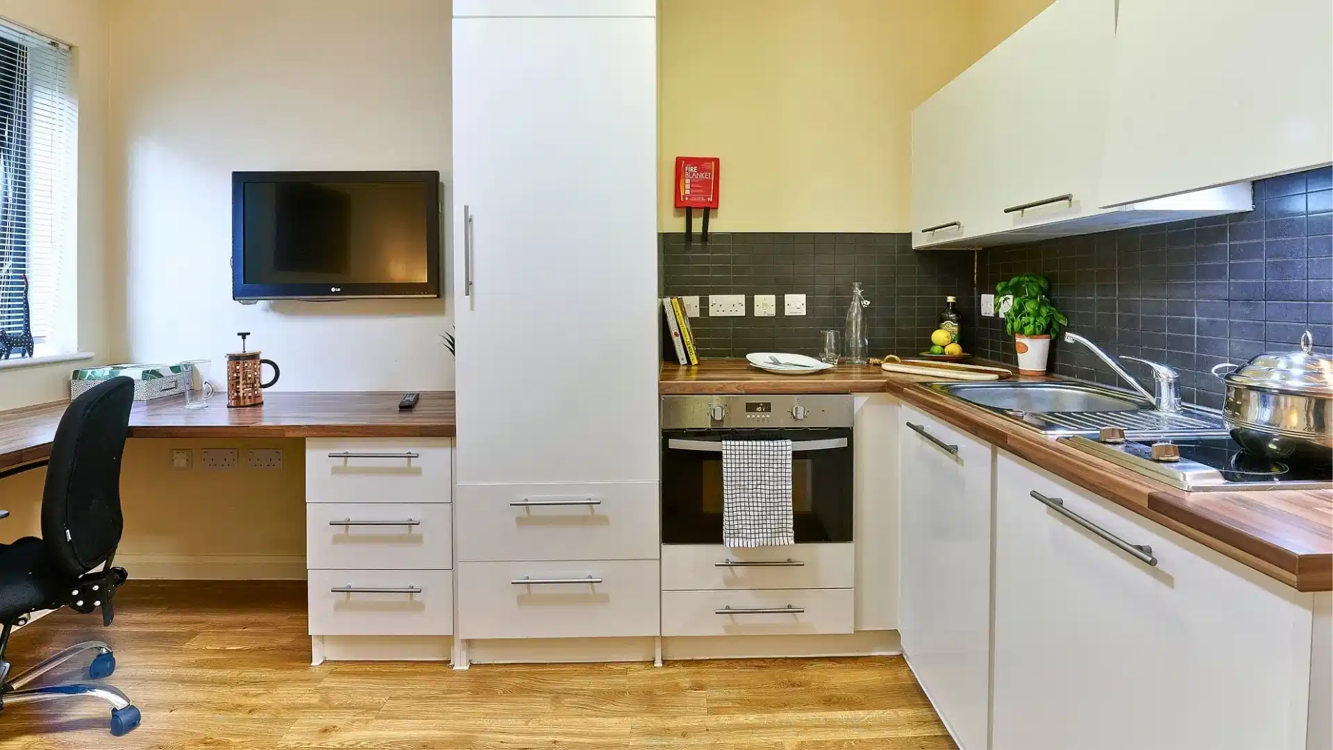 Classic Studio - Kitchen