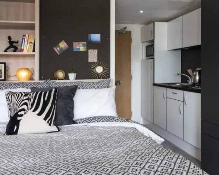 Silver Studio - Bedroom