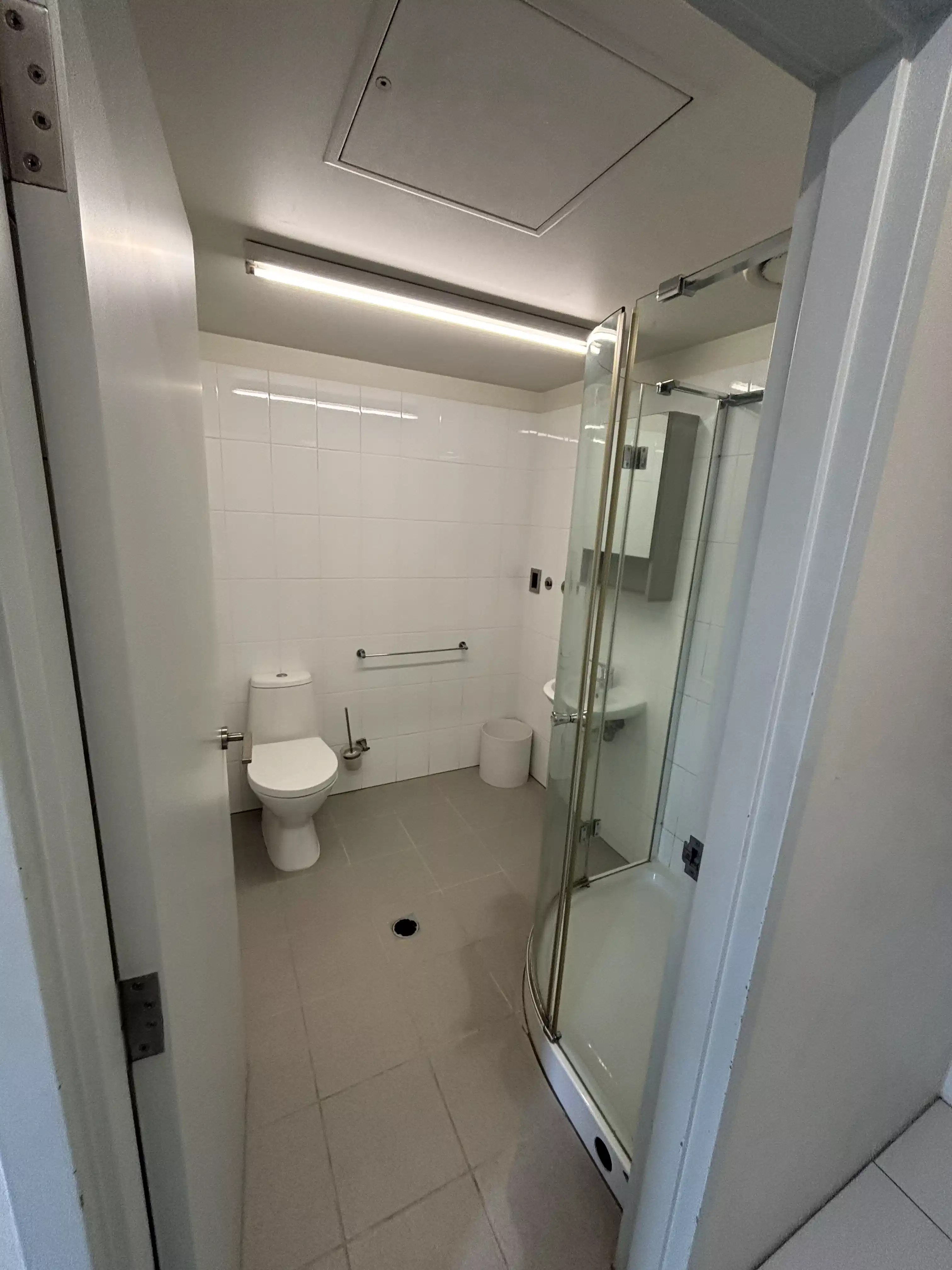 Studio Apartment - Bathroom