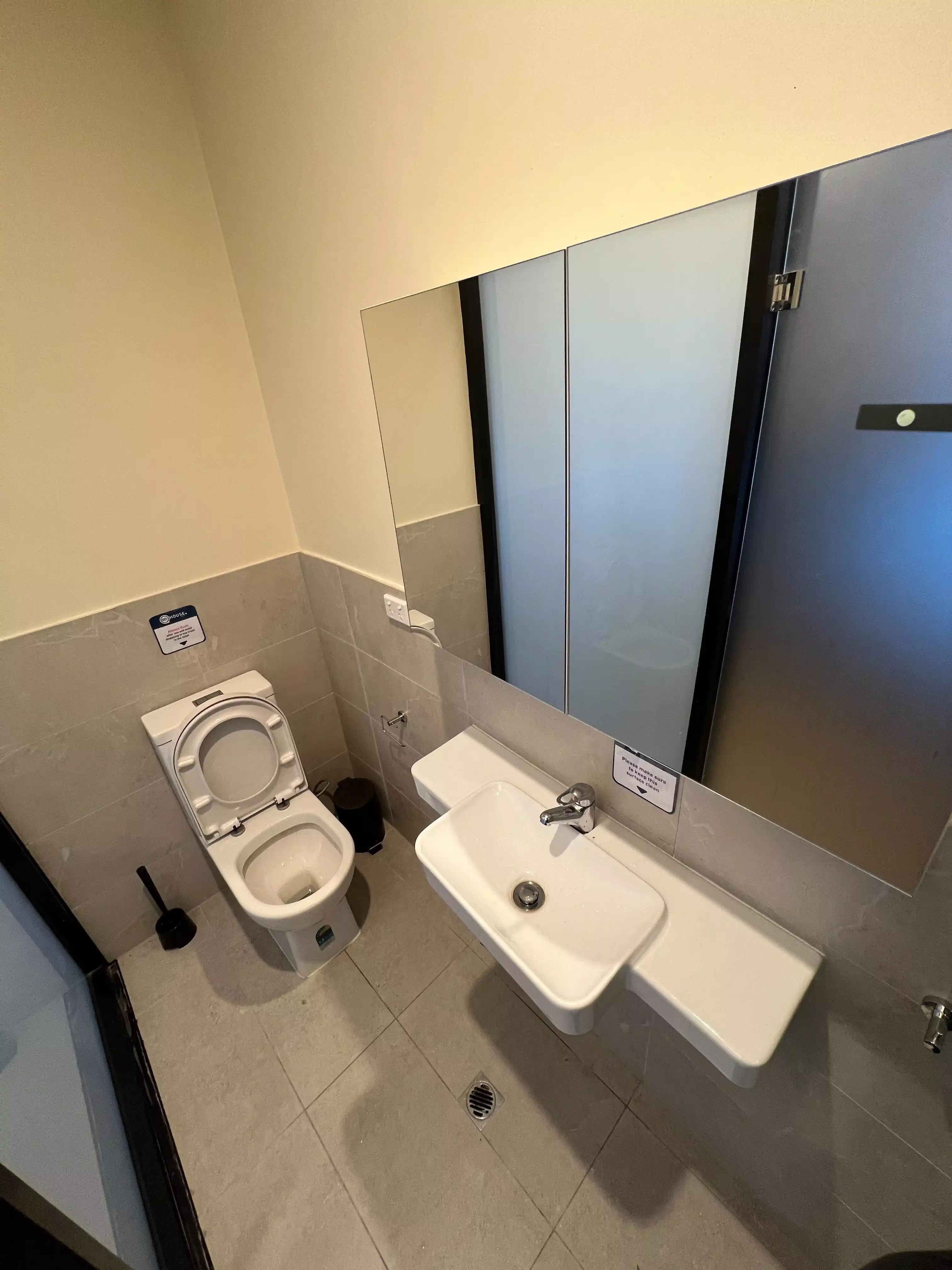4 People’s Room - Bathroom